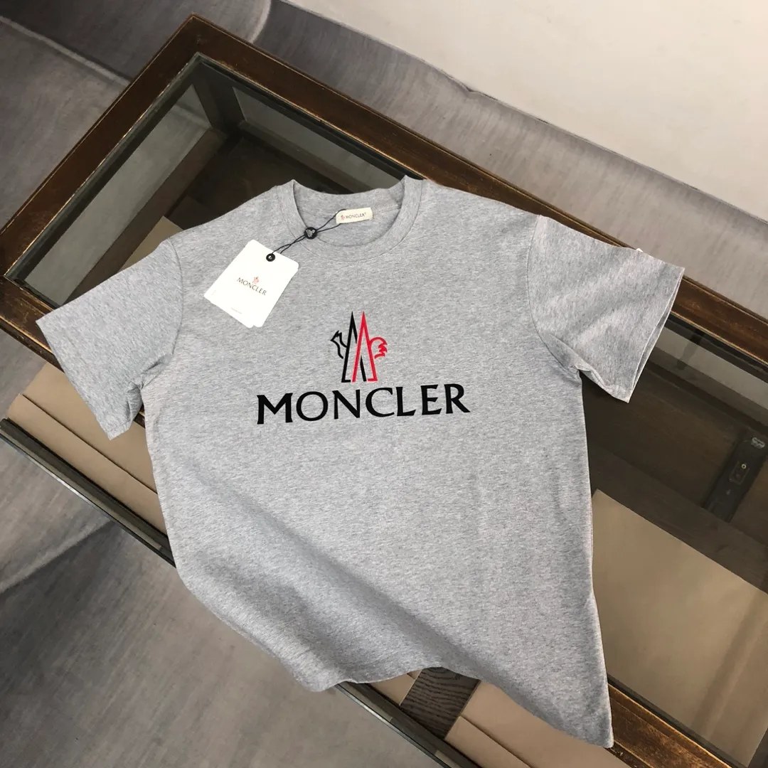 P150 MONCLER 25 latest short-sleeved T-shirt for couples ~ brand new element letter printing design ~ the fabric upper body is comfortable and breathable, not stiff, slim cut, made of high-end custom-made pure cotton fabric! The upper body is comfortable and stylish, and it can be worn alone as an inner layer. It is a must-have for fashionistas! ! ! Color: Black White Royal Blue Light Gray Dark Gray Size: S M L XL (Loose fit! Please state your height and weight when placing an order)