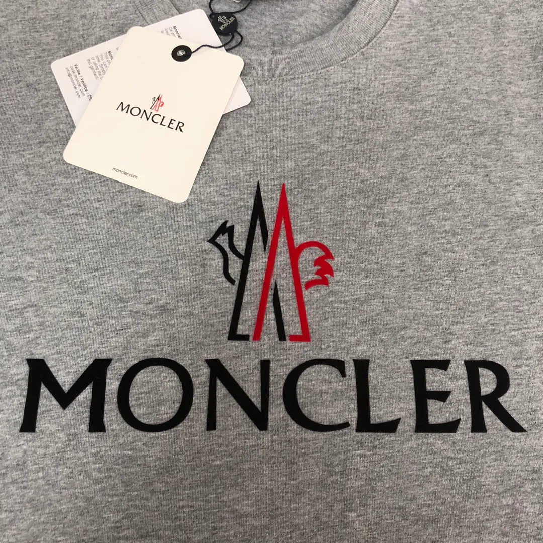 P150 MONCLER 25 latest short-sleeved T-shirt for couples ~ brand new element letter printing design ~ the fabric upper body is comfortable and breathable, not stiff, slim cut, made of high-end custom-made pure cotton fabric! The upper body is comfortable and stylish, and it can be worn alone as an inner layer. It is a must-have for fashionistas! ! ! Color: Black White Royal Blue Light Gray Dark Gray Size: S M L XL (Loose fit! Please state your height and weight when placing an order)