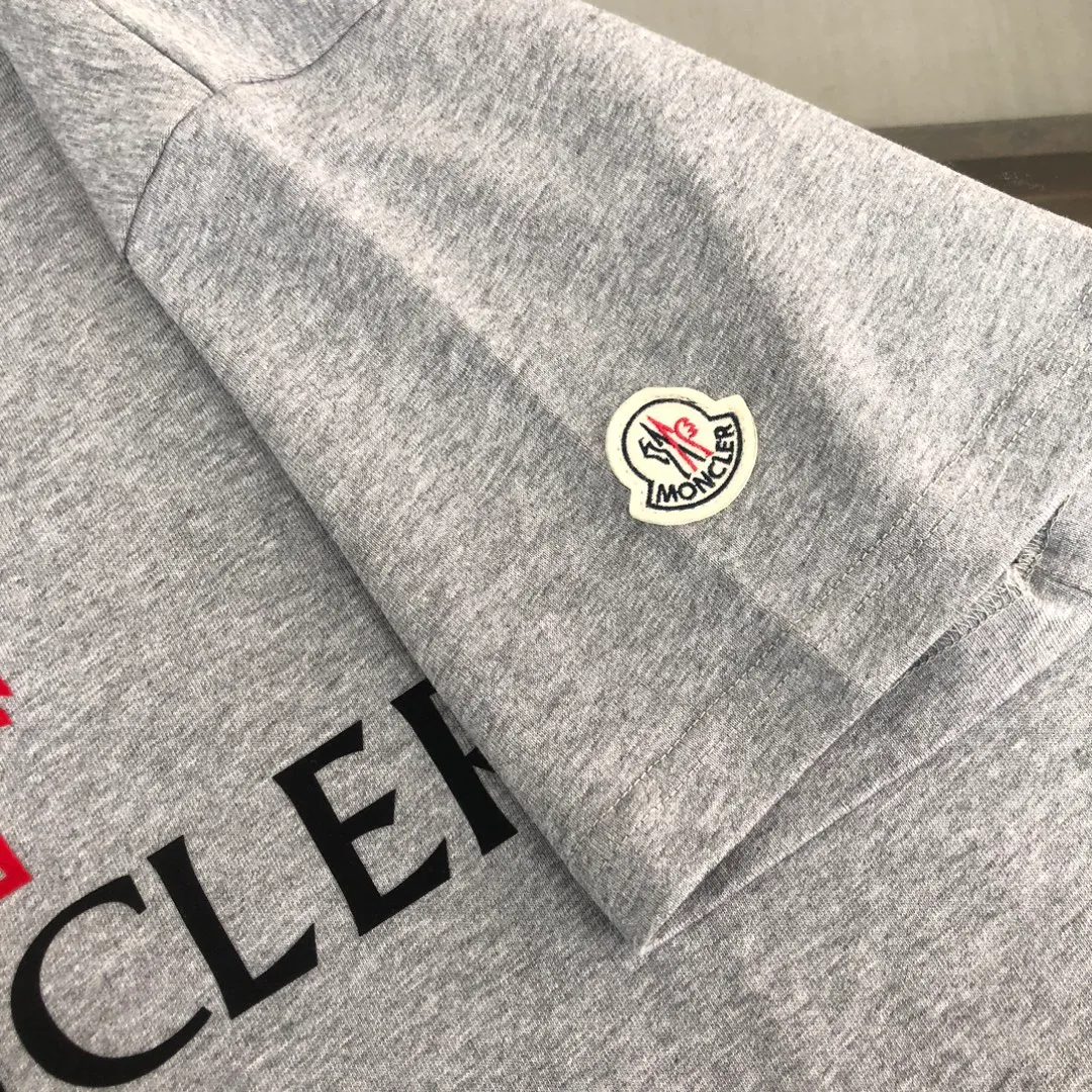 P150 MONCLER 25 latest short-sleeved T-shirt for couples ~ brand new element letter printing design ~ the fabric upper body is comfortable and breathable, not stiff, slim cut, made of high-end custom-made pure cotton fabric! The upper body is comfortable and stylish, and it can be worn alone as an inner layer. It is a must-have for fashionistas! ! ! Color: Black White Royal Blue Light Gray Dark Gray Size: S M L XL (Loose fit! Please state your height and weight when placing an order)