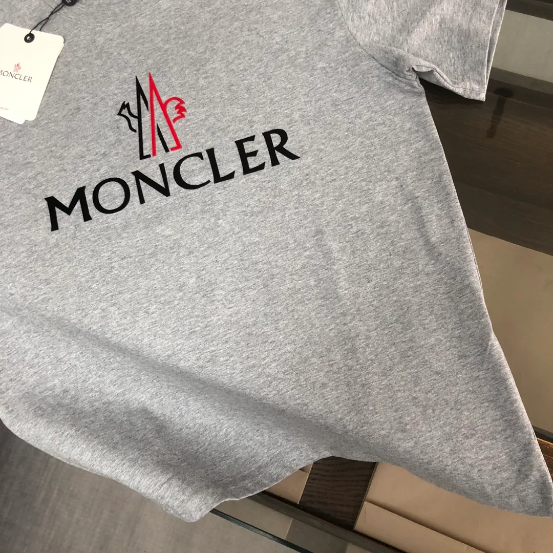 P150 MONCLER 25 latest short-sleeved T-shirt for couples ~ brand new element letter printing design ~ the fabric upper body is comfortable and breathable, not stiff, slim cut, made of high-end custom-made pure cotton fabric! The upper body is comfortable and stylish, and it can be worn alone as an inner layer. It is a must-have for fashionistas! ! ! Color: Black White Royal Blue Light Gray Dark Gray Size: S M L XL (Loose fit! Please state your height and weight when placing an order)