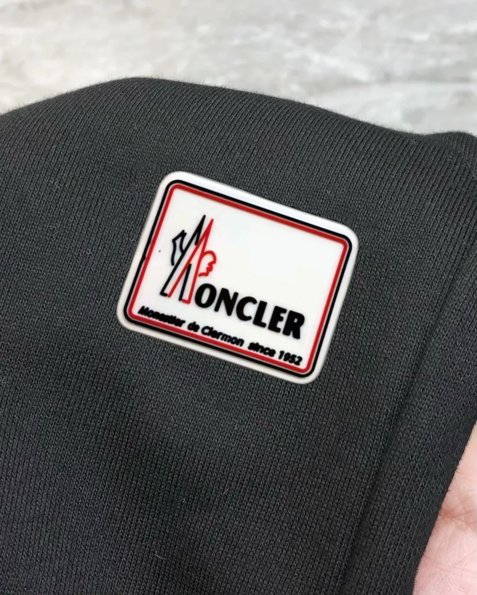 P230 Moncler SS new original men's casual shorts, the latest release on the official website of the counter ✨ High-end quality, simple, fashionable and elegant ✨ Classic logo LOGO design, customized original imported 100% cotton fabric, simple and elegant, versatile style, elegant and handsome upper body, brand new sense of sight! The details are all in place, no one is picky about the upper body, and you must pay for your own money. Size: S-XL (can wear up to 185 pounds, please state your height and weight when placing an order) Black Gray