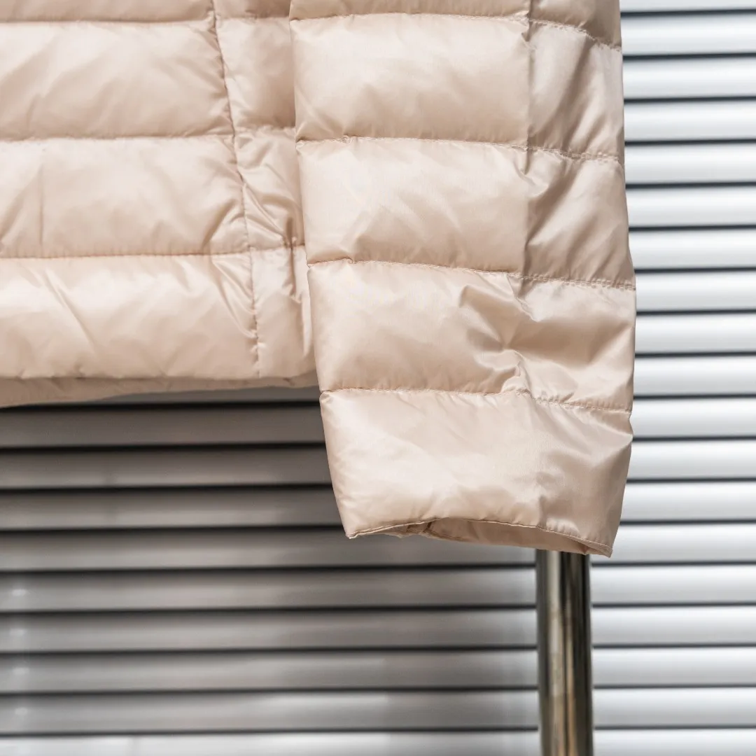P720 top version (different currencies) Style: Moncler Moncler IGELLE series solid color zipper slim fit and thin waist rib down jacket (all made of national standard 90 goose down, sizes are all authentic digital sizes) Color: picture color Size: 1-2-3-4 Fabric: 90 goose down Accessories: full set of customized accessories No gender distinction, same style for men and women