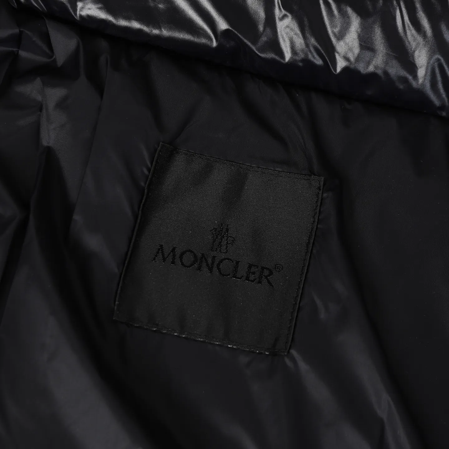 P920 Moncler/Meng Mouth Women's Square Quilted Hooded Short Down Jacket Fabric selection: Selected high-density super laqué nylon fabric, matched with lightweight down filling, and nylon lining design, which ensures excellent thermal performance while showing an avant-garde urban style.  Craftsmanship and details: The short silhouette is paired with innovative super laqué nylon fabric, which presents a unique glossy texture and perfectly blends functionality and fashion. Breakthrough asymmetrical tailoring, with double-button closure system. Three-dimensional geometric quilting technology, creating visual hierarchy through differentiated quilting sizes on the body and sleeves. Detachable and adjustable hood design to meet various dressing needs. Double closure system (zipper + snap button) ensures windproof and warm. Multifunctional storage space: zipper security pocket + snap-button chest pocket. Drawstring hem design, the tightness can be adjusted freely. 90 national standard high-quality white duck down: Selected high-loft down, weighing 210g, light and warm, with excellent temperature locking performance and good resilience.  Accessories: Customized armband Customized snap button Customized zipper puller Color: black/beige/green SIZE: 1/2/3/4