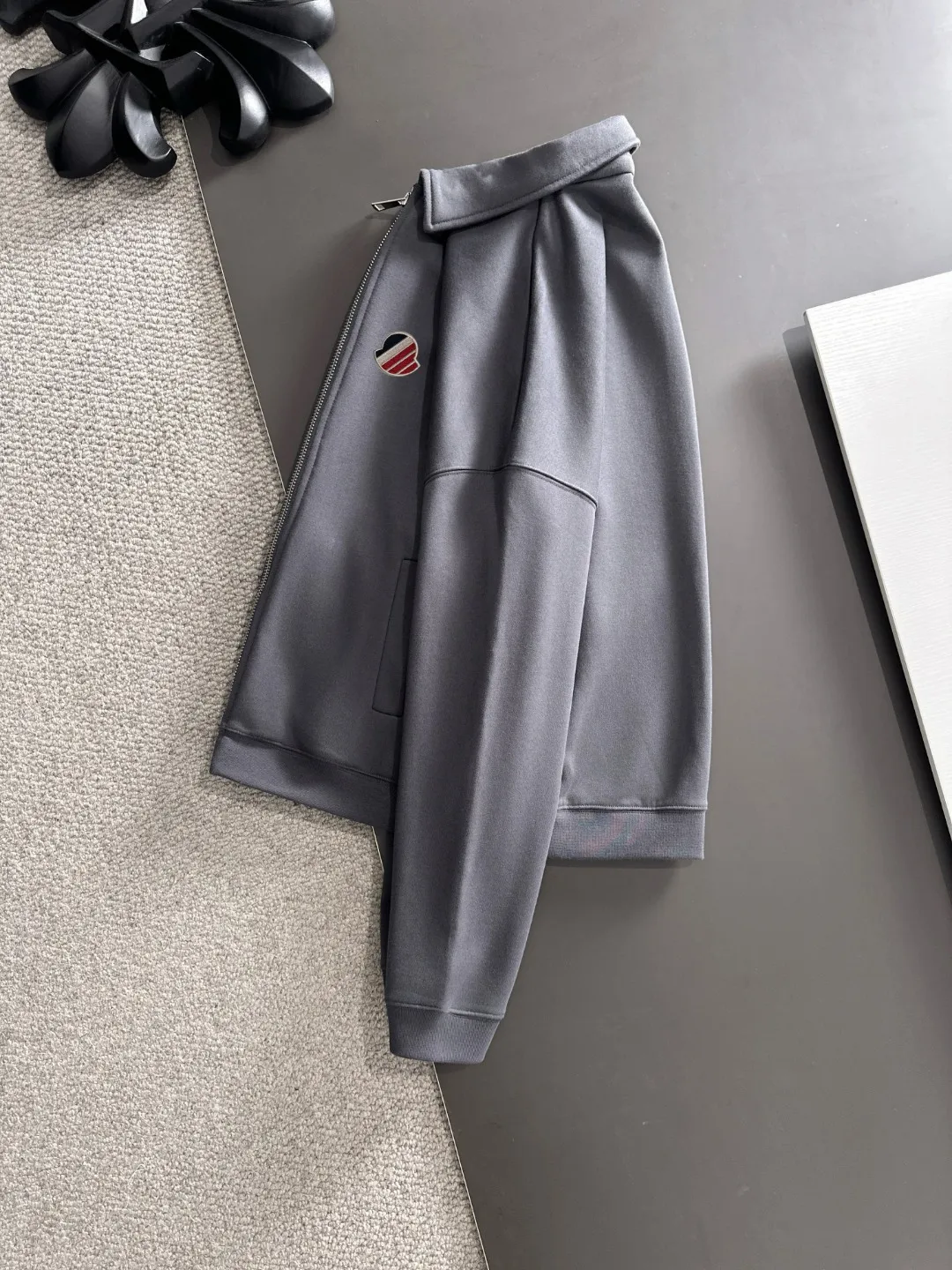 Next day delivery P460 High quality MONCLER/muzzle Exclusive debut of the new 25ss autumn and winter lapel zipper jacket Many stars have the same style. Craftsmanship that ordinary small workshops cannot copy. We are not afraid of any challenges in terms of materials, detail restoration and craftsmanship, just to provide everyone with wonderful products. Compare the top original versions at will. No expense is spared just to do better. Unique imported fabric feel. Purely imported German machine production. Precision operation and thousands of needle density. A full set of new accessories with three standards can be customized at the same time. The upper body is versatile and fashionable. The perfect choice for autumn and winter. The must-have item. Size chart: S to XXL (or state your height and weight when placing an order)