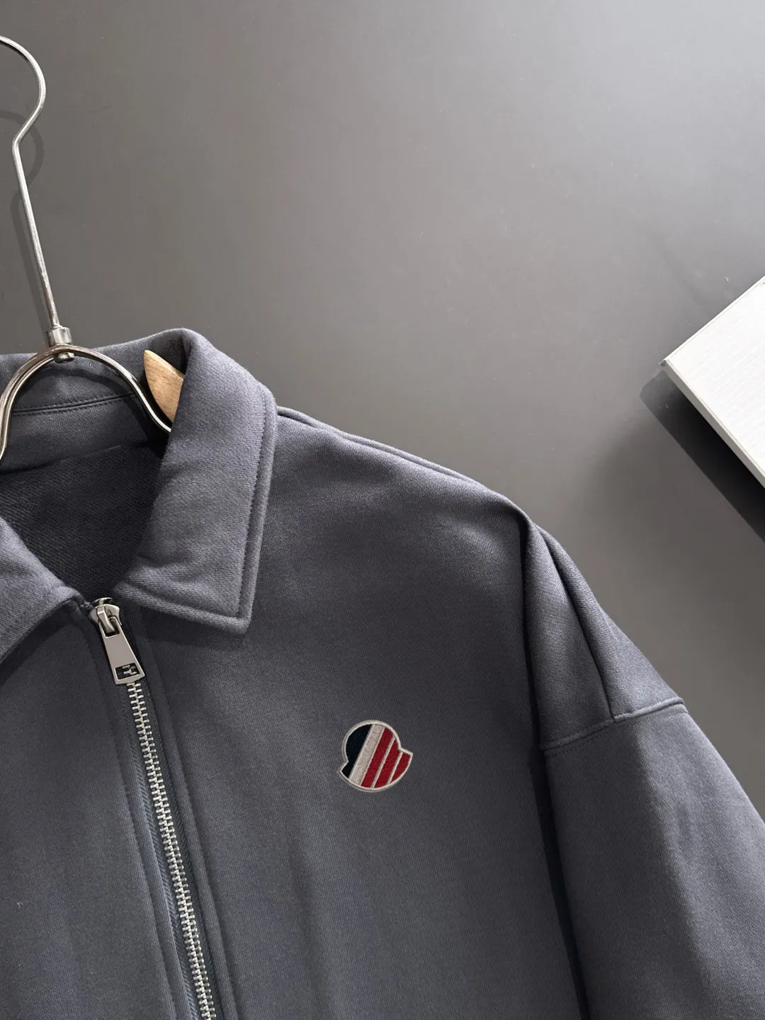 Next day delivery P460 High quality MONCLER/muzzle Exclusive debut of the new 25ss autumn and winter lapel zipper jacket Many stars have the same style. Craftsmanship that ordinary small workshops cannot copy. We are not afraid of any challenges in terms of materials, detail restoration and craftsmanship, just to provide everyone with wonderful products. Compare the top original versions at will. No expense is spared just to do better. Unique imported fabric feel. Purely imported German machine production. Precision operation and thousands of needle density. A full set of new accessories with three standards can be customized at the same time. The upper body is versatile and fashionable. The perfect choice for autumn and winter. The must-have item. Size chart: S to XXL (or state your height and weight when placing an order)