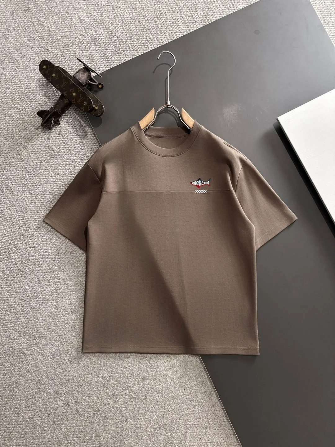 Next day delivery P300 high version MONCLER/muzzled 25ss spring and summer new high-definition T-shirt. Made with machines imported from Italy. Truly the most luxurious and high-quality. The style that you can wear with your eyes closed. Heavy combed fabrics. High-strength and heavy-weight fabrics feel substantial when weighed. The upper body is more textured than ordinary T-shirts and is not easy to deform. This texture can cope with the weather. It absorbs sweat and is breathable, suitable for both hot and cold conditions! Perfectly produced with reference to the original stitch and stitch! The loose fit design is super noble. Custom-woven signature ribbed collar, cuffs, and hem. Really rare and rare goods Size: M-XXXL