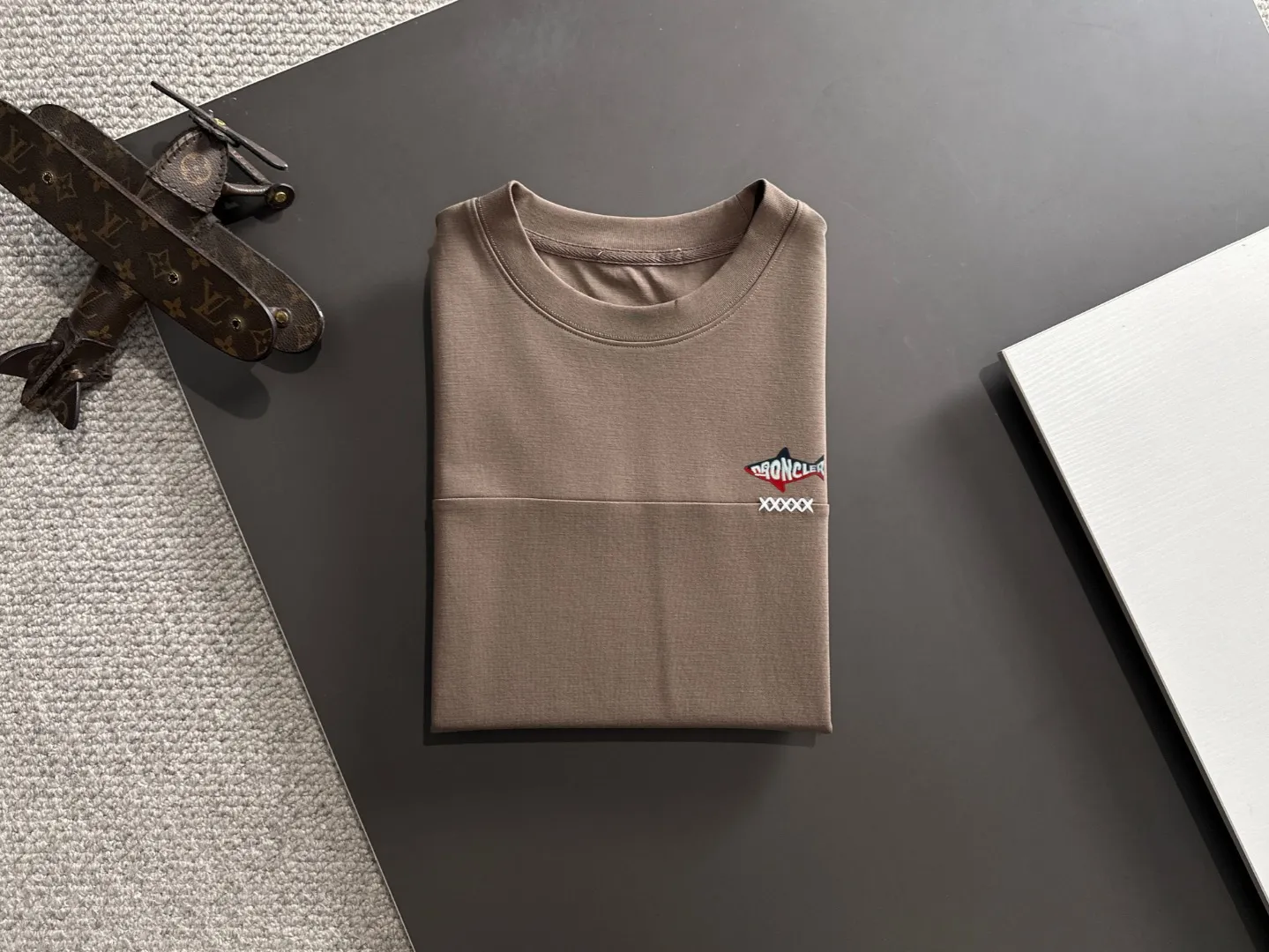 Next day delivery P300 high version MONCLER/muzzled 25ss spring and summer new high-definition T-shirt. Made with machines imported from Italy. Truly the most luxurious and high-quality. The style that you can wear with your eyes closed. Heavy combed fabrics. High-strength and heavy-weight fabrics feel substantial when weighed. The upper body is more textured than ordinary T-shirts and is not easy to deform. This texture can cope with the weather. It absorbs sweat and is breathable, suitable for both hot and cold conditions! Perfectly produced with reference to the original stitch and stitch! The loose fit design is super noble. Custom-woven signature ribbed collar, cuffs, and hem. Really rare and rare goods Size: M-XXXL