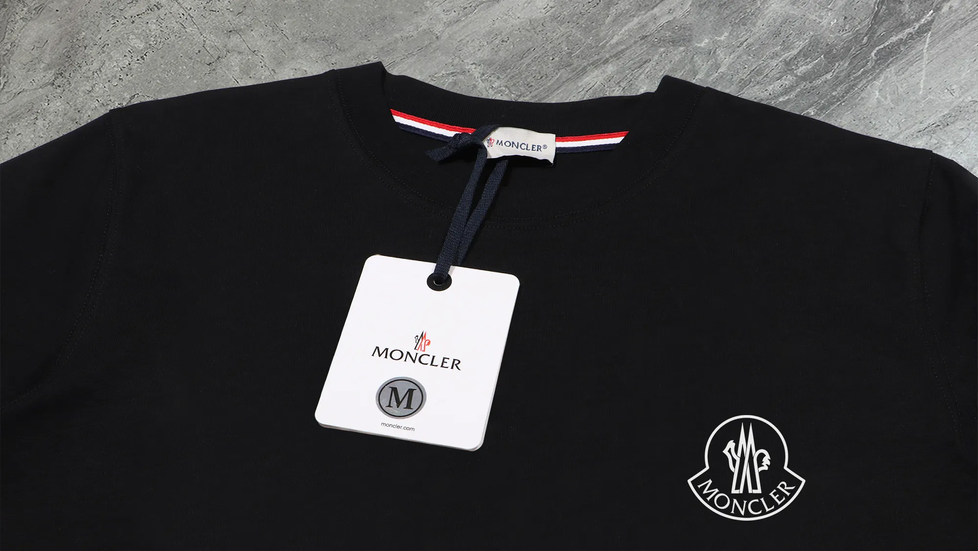 P140 💰Upgraded version "Mobile phone smart sensor ~ NFC chip armband ~ direct access to the official website for anti-counterfeiting" "Moncler ~ Mouth Mouth" 2025 new high-quality round neck short-sleeved T-shirt. The cuffs have imported embroidered labels. Customized dyeing, very comfortable to touch. Super versatile and good-looking short-sleeved. Complete with three labels. Non-market ordinary version. Feel free to compare. Quality is absolutely guaranteed! ‼ First of all, this original fabric is all custom-woven with 32-count double yarn fabric, 250G, and the weight is the same‼ Fine workmanship, double waistcoat method, double waistcoat method, double waistcoat method makes the whole dress more three-dimensional, which is not a craft that ordinary T-shirts can achieve🤪 Size: S-M-L-XL-2XL Color: black, white, apricot, same style for men and women