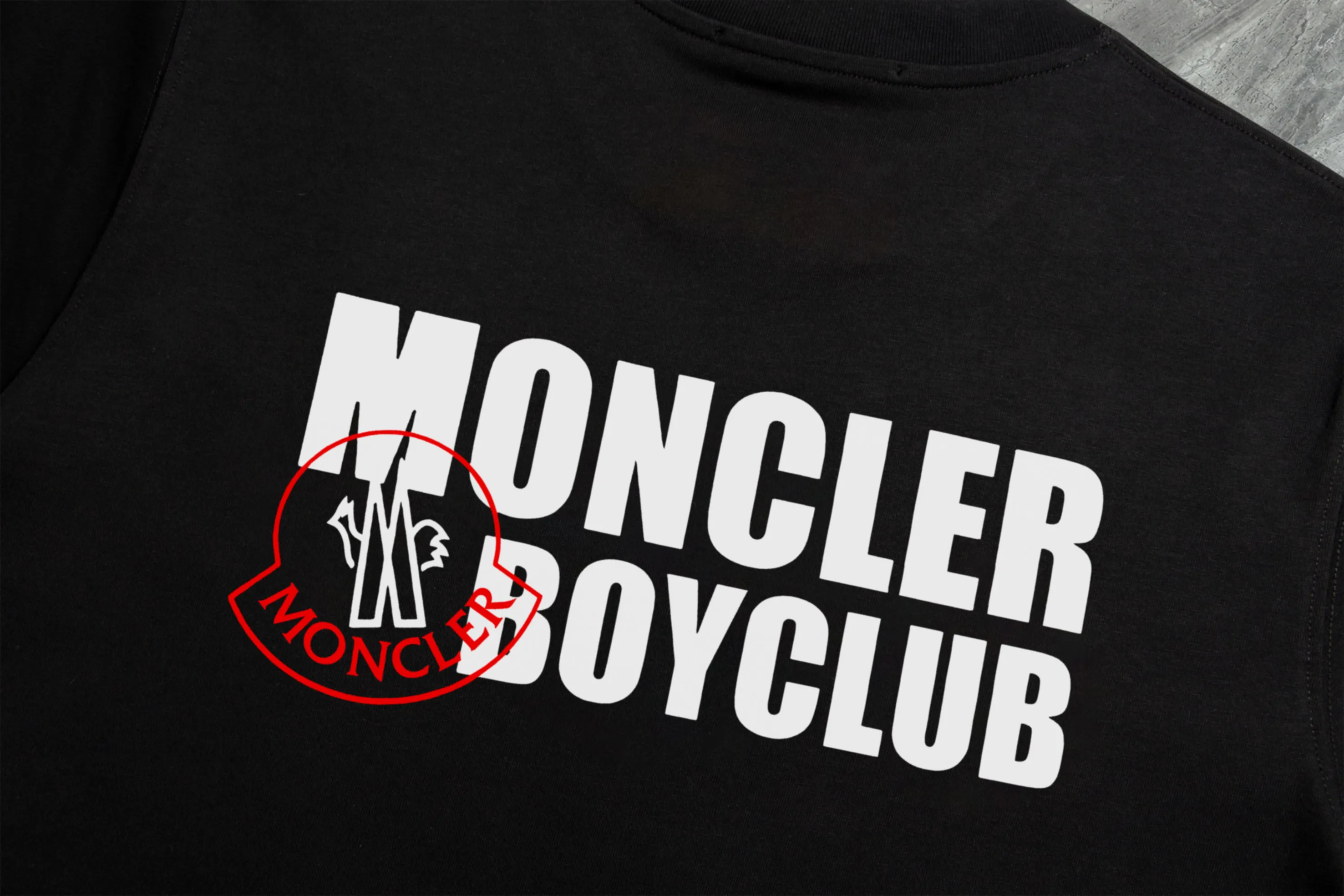 P140 💰Upgraded version "Mobile phone smart sensor ~ NFC chip armband ~ direct access to the official website for anti-counterfeiting" "Moncler ~ Mouth Mouth" 2025 new high-quality round neck short-sleeved T-shirt. The cuffs have imported embroidered labels. Customized dyeing, very comfortable to touch. Super versatile and good-looking short-sleeved. Complete with three labels. Non-market ordinary version. Feel free to compare. Quality is absolutely guaranteed! ‼ First of all, this original fabric is all custom-woven with 32-count double yarn fabric, 250G, and the weight is the same‼ Fine workmanship, double waistcoat method, double waistcoat method, double waistcoat method makes the whole dress more three-dimensional, which is not a craft that ordinary T-shirts can achieve🤪 Size: S-M-L-XL-2XL Color: black, white, apricot, same style for men and women