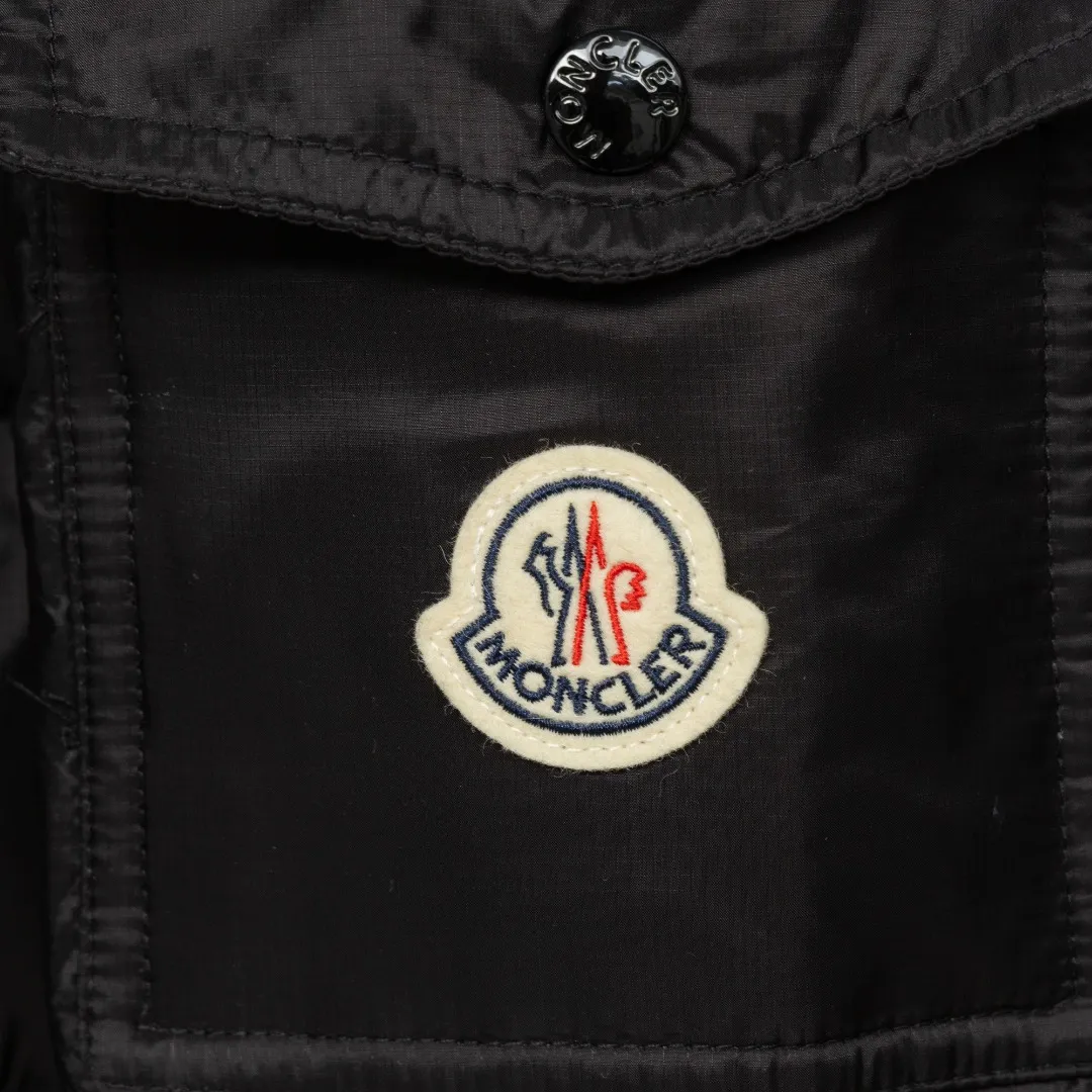P920 top version (different currencies) Style: Moncler Moncler FW25 Couyere Hooded Short Down Jacket New Maya hooded zipper down jacket (all made of national standard 90 goose down, sizes are all authentic digital sizes) Color: Picture color Size: 1-2-3-4-5 Fabric: 90 goose down Accessories: Full set of customized accessories No gender distinction, same style for men and women