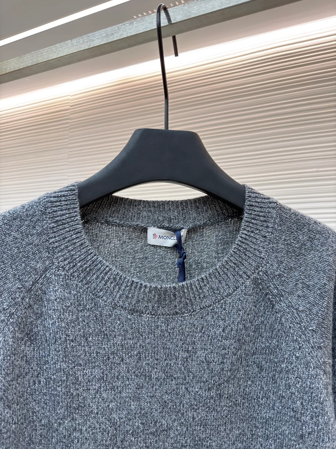 P420 Moncler masked round neck long-sleeved wool and cashmere sweater ●Original version: purchased and developed at 6950 ●Item number: 1681511-A75 ●Fabric: wool blended fabric ●Technology: knitted ●Color: gray ●Version: fitted version ●Weight: about 395 grams ●Size: S-M-L-XL ●Description: This Moncler wool knitted sweater is made of high-quality wool blend fabric, which is soft and elastic to the touch, with excellent warmth retention and breathability. The classic round neck design fits the curve of the neck and is comfortable to wear. The knitted texture on the surface of the clothes is fine and even, showing a natural gray tone, simple and elegant. The brand logo on the left sleeve adopts precise embroidery technology, with exquisite details and strong three-dimensional effect. Tailored fit to fit your body shape, showing an elegant and capable style. The ribbed design on the cuffs and hem not only increases wearing comfort, but also effectively prevents cold wind from intruding. Every stitch and thread is strictly controlled to ensure the durability and sophistication of the sweater. Whether it is a daily outing or a casual party, this sweater can be easily worn and is an indispensable fashion item in the wardrobe. The overall wiring is straight and delicate, the fabric is comfortable and soft, and the color is consistent without color difference. It can be matched with the same style to create a fashionable look and control various occasions. Customized accessories, complete with three standards, same style for men and women!