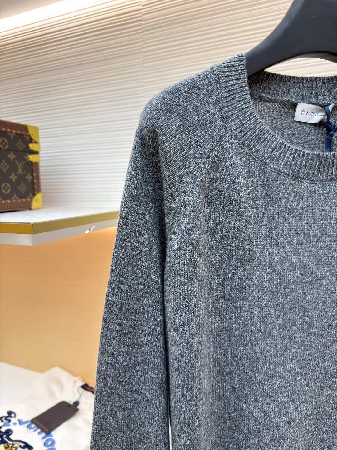 P420 Moncler masked round neck long-sleeved wool and cashmere sweater ●Original version: purchased and developed at 6950 ●Item number: 1681511-A75 ●Fabric: wool blended fabric ●Technology: knitted ●Color: gray ●Version: fitted version ●Weight: about 395 grams ●Size: S-M-L-XL ●Description: This Moncler wool knitted sweater is made of high-quality wool blend fabric, which is soft and elastic to the touch, with excellent warmth retention and breathability. The classic round neck design fits the curve of the neck and is comfortable to wear. The knitted texture on the surface of the clothes is fine and even, showing a natural gray tone, simple and elegant. The brand logo on the left sleeve adopts precise embroidery technology, with exquisite details and strong three-dimensional effect. Tailored fit to fit your body shape, showing an elegant and capable style. The ribbed design on the cuffs and hem not only increases wearing comfort, but also effectively prevents cold wind from intruding. Every stitch and thread is strictly controlled to ensure the durability and sophistication of the sweater. Whether it is a daily outing or a casual party, this sweater can be easily worn and is an indispensable fashion item in the wardrobe. The overall wiring is straight and delicate, the fabric is comfortable and soft, and the color is consistent without color difference. It can be matched with the same style to create a fashionable look and control various occasions. Customized accessories, complete with three standards, same style for men and women!