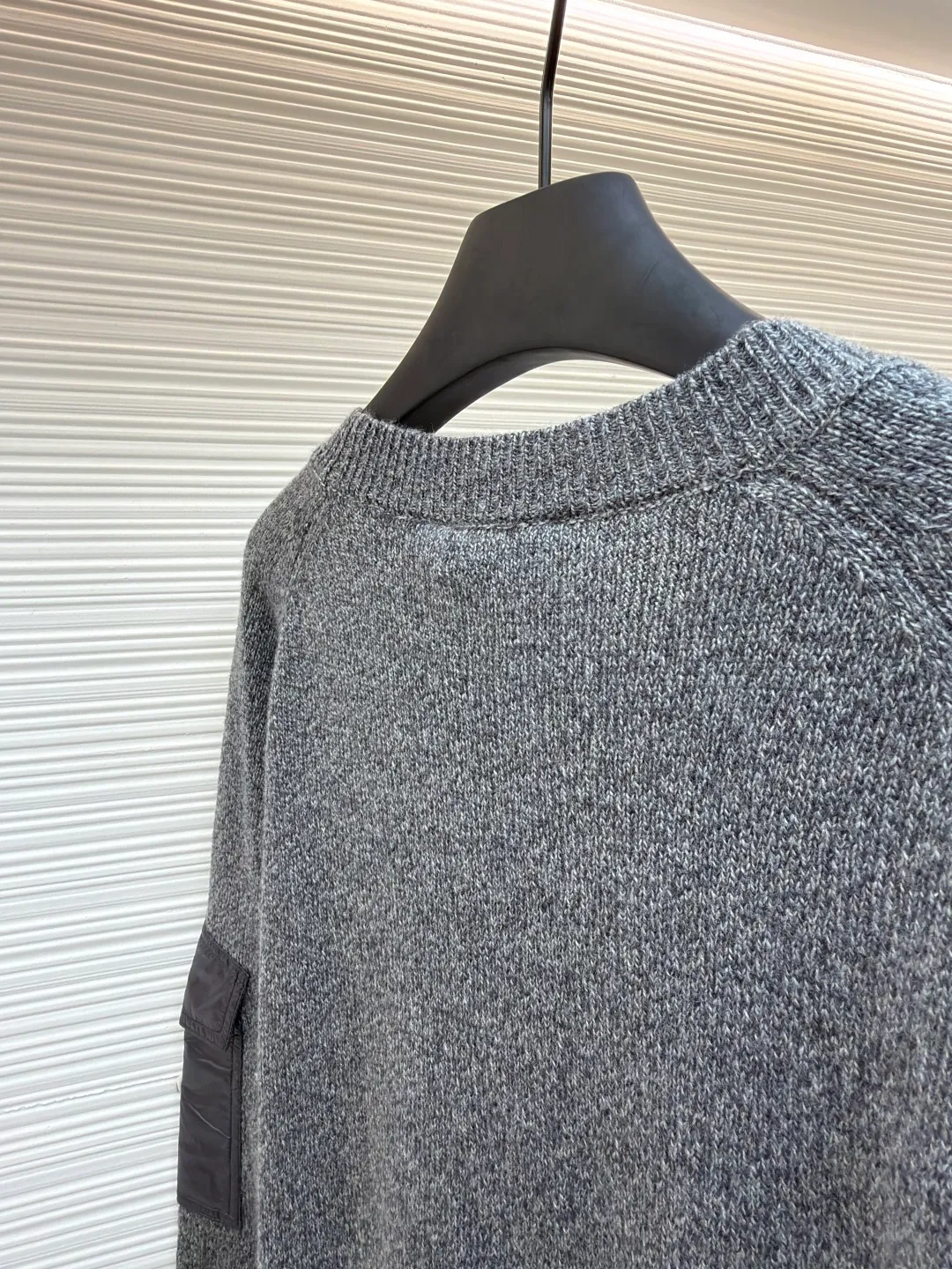 P420 Moncler masked round neck long-sleeved wool and cashmere sweater ●Original version: purchased and developed at 6950 ●Item number: 1681511-A75 ●Fabric: wool blended fabric ●Technology: knitted ●Color: gray ●Version: fitted version ●Weight: about 395 grams ●Size: S-M-L-XL ●Description: This Moncler wool knitted sweater is made of high-quality wool blend fabric, which is soft and elastic to the touch, with excellent warmth retention and breathability. The classic round neck design fits the curve of the neck and is comfortable to wear. The knitted texture on the surface of the clothes is fine and even, showing a natural gray tone, simple and elegant. The brand logo on the left sleeve adopts precise embroidery technology, with exquisite details and strong three-dimensional effect. Tailored fit to fit your body shape, showing an elegant and capable style. The ribbed design on the cuffs and hem not only increases wearing comfort, but also effectively prevents cold wind from intruding. Every stitch and thread is strictly controlled to ensure the durability and sophistication of the sweater. Whether it is a daily outing or a casual party, this sweater can be easily worn and is an indispensable fashion item in the wardrobe. The overall wiring is straight and delicate, the fabric is comfortable and soft, and the color is consistent without color difference. It can be matched with the same style to create a fashionable look and control various occasions. Customized accessories, complete with three standards, same style for men and women!