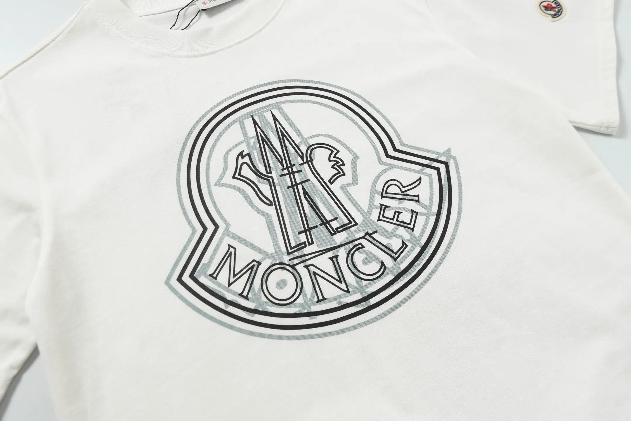 P134 Style No.: 843 〈MONCLER〉The price of the hood is actually quite advantageous. Those who have been to the counters should all know that the price of the hood is not much cheaper than Gucci Burberry. It is just relatively low-key and unwilling to hype. It is a picture that you will buy or not. It has an aloof existence... Exclusively customized 270 grams of 32-count double yarn smooth cotton. The texture is very soft and comfortable. 100% different from the top fabrics in the market (does not shrink, deform, or pill). Matched with 320g 1*1 thread (fabric threads are dyed in the same vat, no color difference, threads are not easy to deform) Color: Black White Size: S-XL