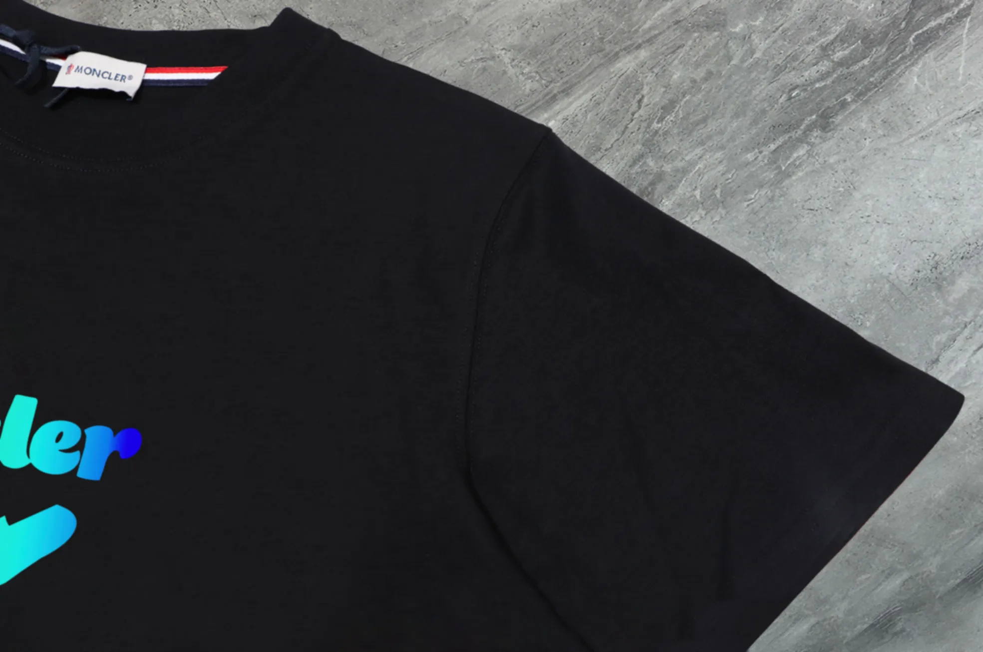 P140 💰Upgraded version "Mobile phone smart sensor ~ NFC chip armband ~ direct access to the official website for anti-counterfeiting" "Moncler ~ Mouth Mouth" 2025 new high-quality round neck short-sleeved T-shirt. The cuffs have imported embroidered labels. Customized dyeing, very comfortable to touch. Super versatile and good-looking short-sleeved. Complete with three labels. Non-market ordinary version. Feel free to compare. Quality is absolutely guaranteed! ‼ First of all, this original fabric is all custom-woven with 32-count double yarn fabric, 250G, and the weight is the same‼ Fine workmanship, double waistcoat method, double waistcoat method, double waistcoat method makes the whole dress more three-dimensional, which is not a craft that ordinary T-shirts can achieve🤪 Size: S-M-L-XL-2XL Color: black, white, apricot, same style for men and women