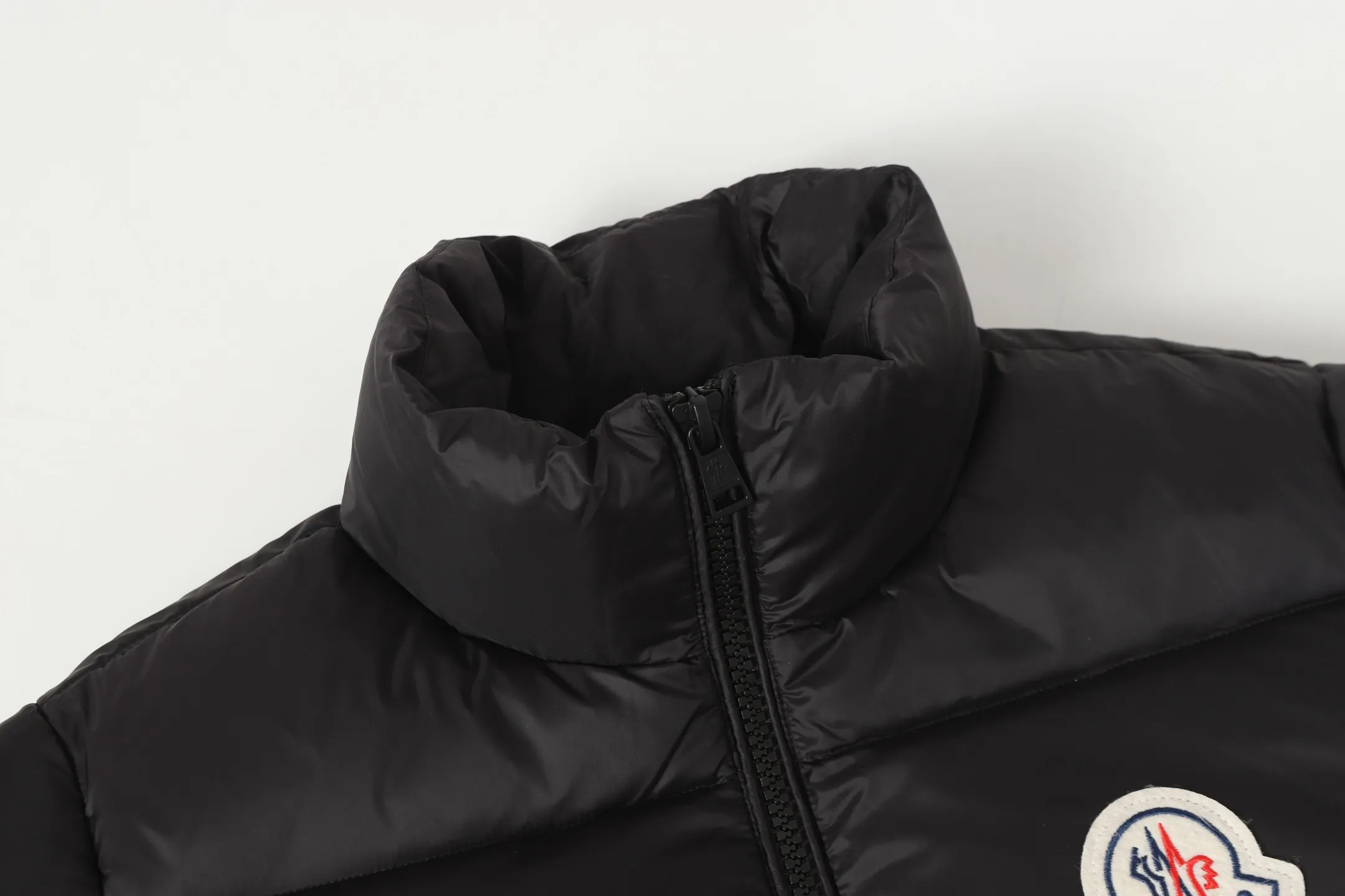 P740 Moncler / Moncler SS24 Large Logo Moncler Moncler Label Classic Stand Collar Logo Down Jacket Exclusive version for the entire network, feel free to compare any quality on the market ❗️ The fabric is made of original and consistent customer-supplied fabrics, with added three-proof technology, windproof and waterproof, classic style, no matter how you wear it, you can’t go wrong! ! Filled with high-quality 80 white duck down, the fluffiness is perfect 💯, and it is definitely not the kind of scum that doesn’t bounce back when pressed and has no fullness! ! It feels very, very good! Great fit! Make sure your upper body is light! Differentiate from the currency version on the market! Classic stand collar down jacket, all washed accessories are OEM original 1:1 mold customization! ! It locks in heat and keeps it warm, and the sense of luxury is self-evident! ! Ten stars ⭐recommended must deposit✅✅ Professionals from major foreign trade factories Assembly line operation Quality control guarantee Accessories: Customized original main mark Washed Brand packaging bag Color: Black Code number: 1 2 3 4 5