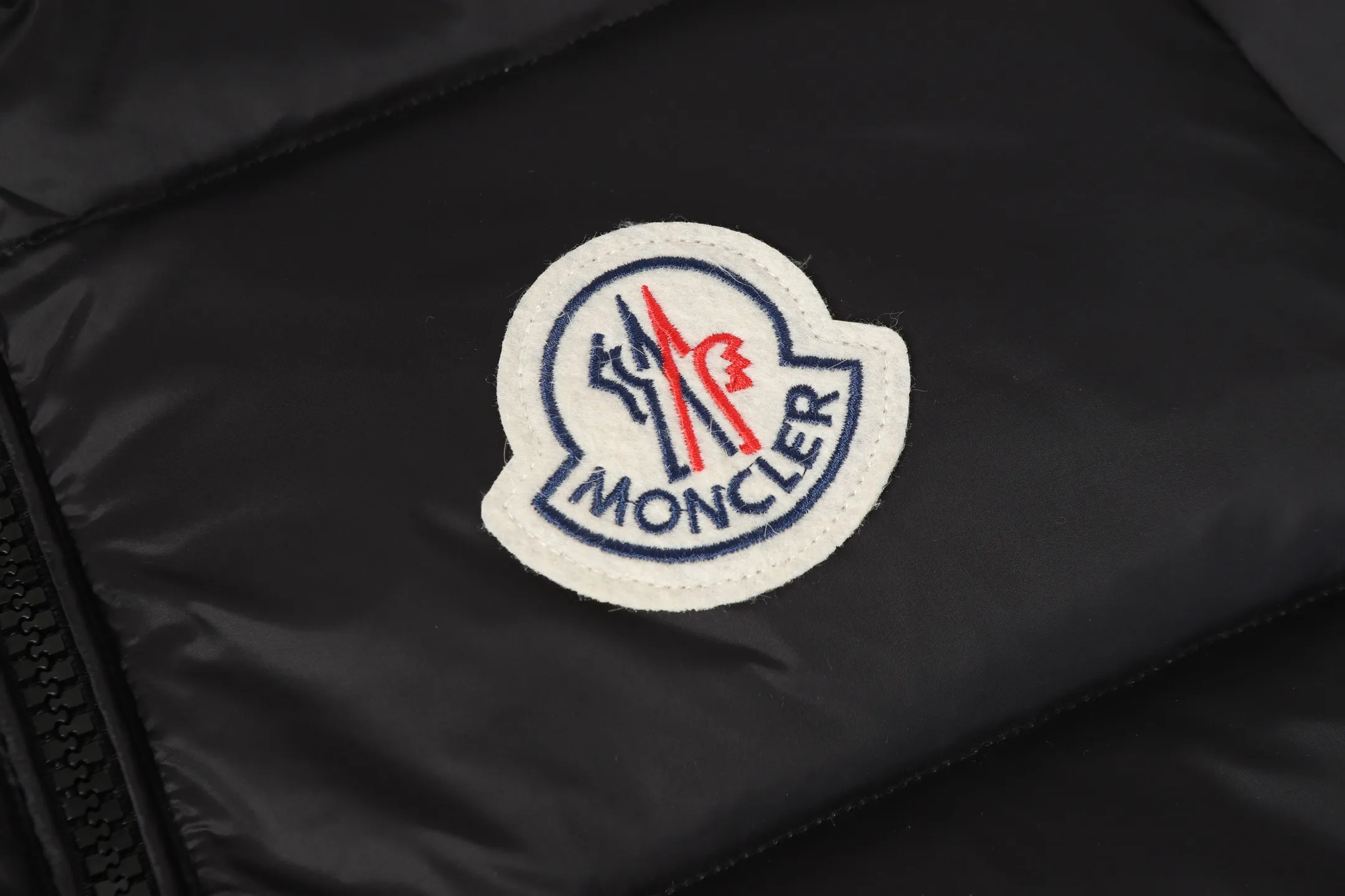 P740 Moncler / Moncler SS24 Large Logo Moncler Moncler Label Classic Stand Collar Logo Down Jacket Exclusive version for the entire network, feel free to compare any quality on the market ❗️ The fabric is made of original and consistent customer-supplied fabrics, with added three-proof technology, windproof and waterproof, classic style, no matter how you wear it, you can’t go wrong! ! Filled with high-quality 80 white duck down, the fluffiness is perfect 💯, and it is definitely not the kind of scum that doesn’t bounce back when pressed and has no fullness! ! It feels very, very good! Great fit! Make sure your upper body is light! Differentiate from the currency version on the market! Classic stand collar down jacket, all washed accessories are OEM original 1:1 mold customization! ! It locks in heat and keeps it warm, and the sense of luxury is self-evident! ! Ten stars ⭐recommended must deposit✅✅ Professionals from major foreign trade factories Assembly line operation Quality control guarantee Accessories: Customized original main mark Washed Brand packaging bag Color: Black Code number: 1 2 3 4 5