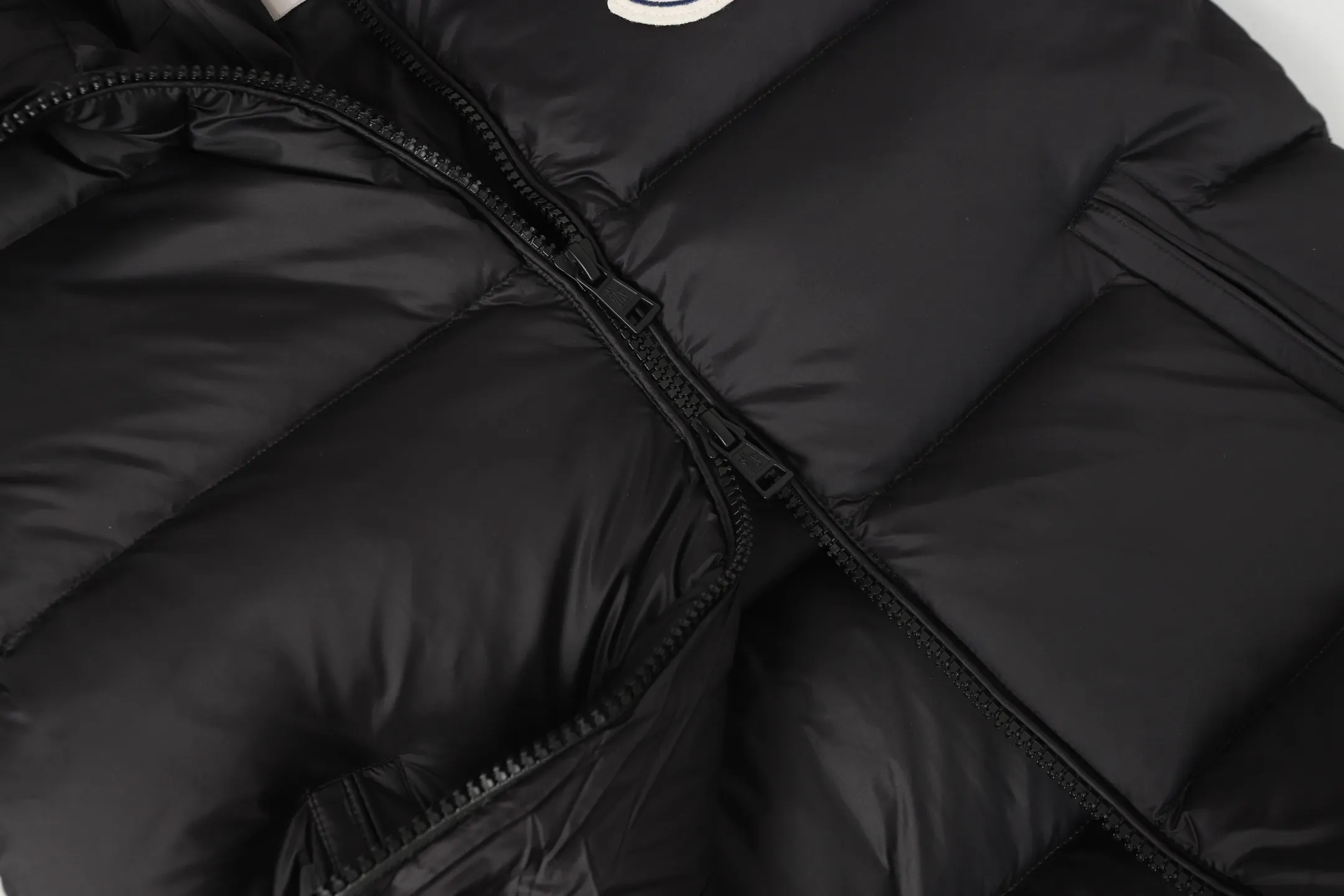 P740 Moncler / Moncler SS24 Large Logo Moncler Moncler Label Classic Stand Collar Logo Down Jacket Exclusive version for the entire network, feel free to compare any quality on the market ❗️ The fabric is made of original and consistent customer-supplied fabrics, with added three-proof technology, windproof and waterproof, classic style, no matter how you wear it, you can’t go wrong! ! Filled with high-quality 80 white duck down, the fluffiness is perfect 💯, and it is definitely not the kind of scum that doesn’t bounce back when pressed and has no fullness! ! It feels very, very good! Great fit! Make sure your upper body is light! Differentiate from the currency version on the market! Classic stand collar down jacket, all washed accessories are OEM original 1:1 mold customization! ! It locks in heat and keeps it warm, and the sense of luxury is self-evident! ! Ten stars ⭐recommended must deposit✅✅ Professionals from major foreign trade factories Assembly line operation Quality control guarantee Accessories: Customized original main mark Washed Brand packaging bag Color: Black Code number: 1 2 3 4 5