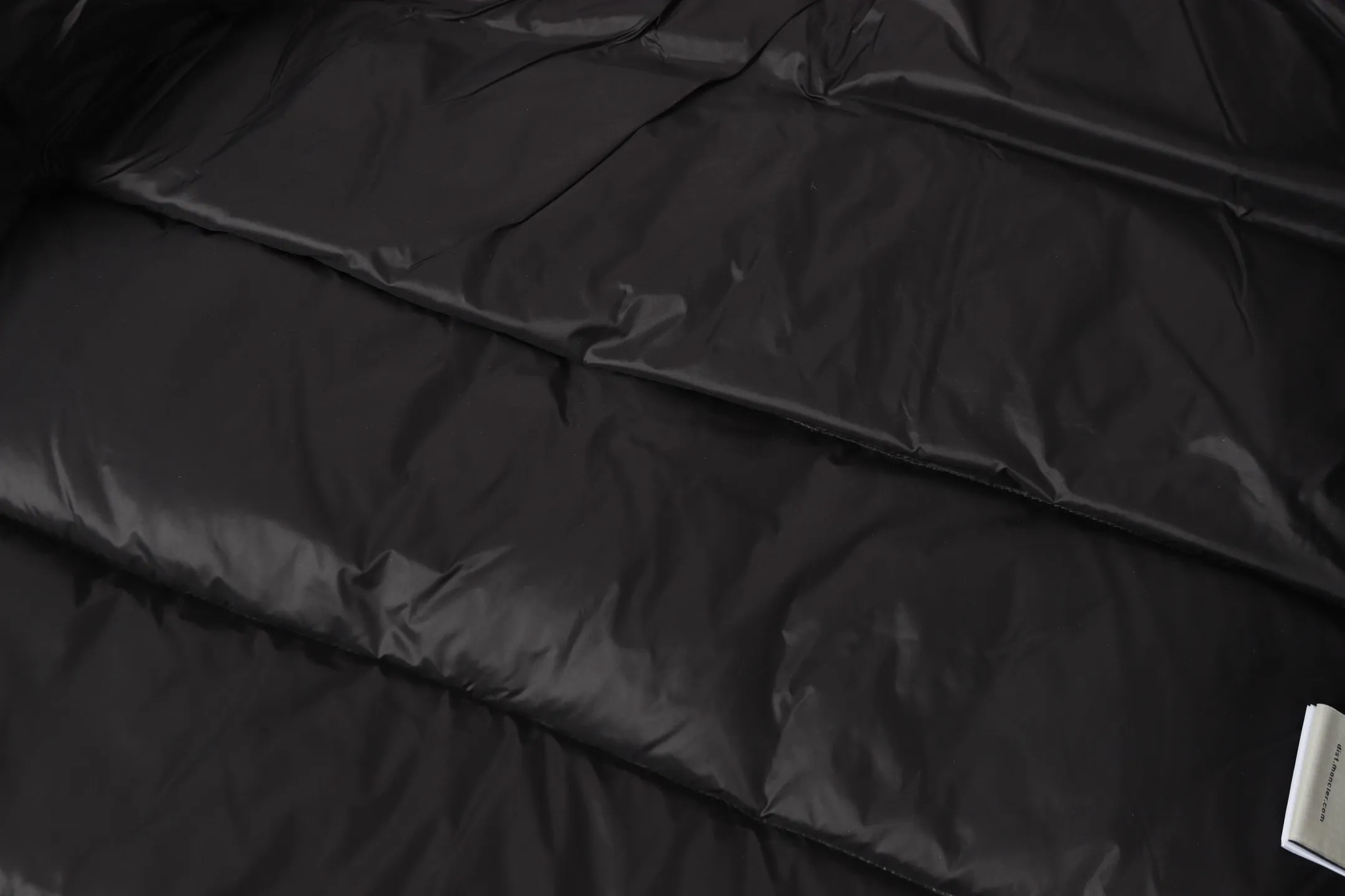 P740 Moncler / Moncler SS24 Large Logo Moncler Moncler Label Classic Stand Collar Logo Down Jacket Exclusive version for the entire network, feel free to compare any quality on the market ❗️ The fabric is made of original and consistent customer-supplied fabrics, with added three-proof technology, windproof and waterproof, classic style, no matter how you wear it, you can’t go wrong! ! Filled with high-quality 80 white duck down, the fluffiness is perfect 💯, and it is definitely not the kind of scum that doesn’t bounce back when pressed and has no fullness! ! It feels very, very good! Great fit! Make sure your upper body is light! Differentiate from the currency version on the market! Classic stand collar down jacket, all washed accessories are OEM original 1:1 mold customization! ! It locks in heat and keeps it warm, and the sense of luxury is self-evident! ! Ten stars ⭐recommended must deposit✅✅ Professionals from major foreign trade factories Assembly line operation Quality control guarantee Accessories: Customized original main mark Washed Brand packaging bag Color: Black Code number: 1 2 3 4 5