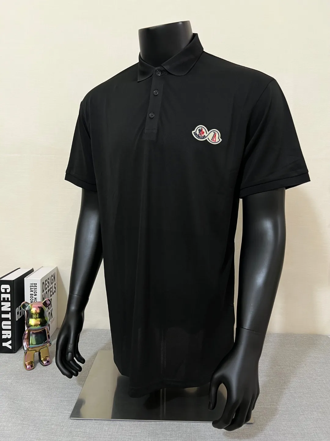 P150 MONCLER 2025ss summer ice silk quick-drying polo shirt, double-label commemorative version synchronized with the official website, short-sleeved T-shirt customized with the same vat-dyed fabric, very comfortable to the touch, light and breathable with a stylish upper body, the latest spring and summer brick cabinet synchronization, logo details in place, original clothing with nfc scan code identification, very versatile style, first choice for business people, wearing a business-sound temperament, a must-have, hangtag Collar label: washed wheat, complete with three labels, color: black, white; size XS-2XL [regular version]