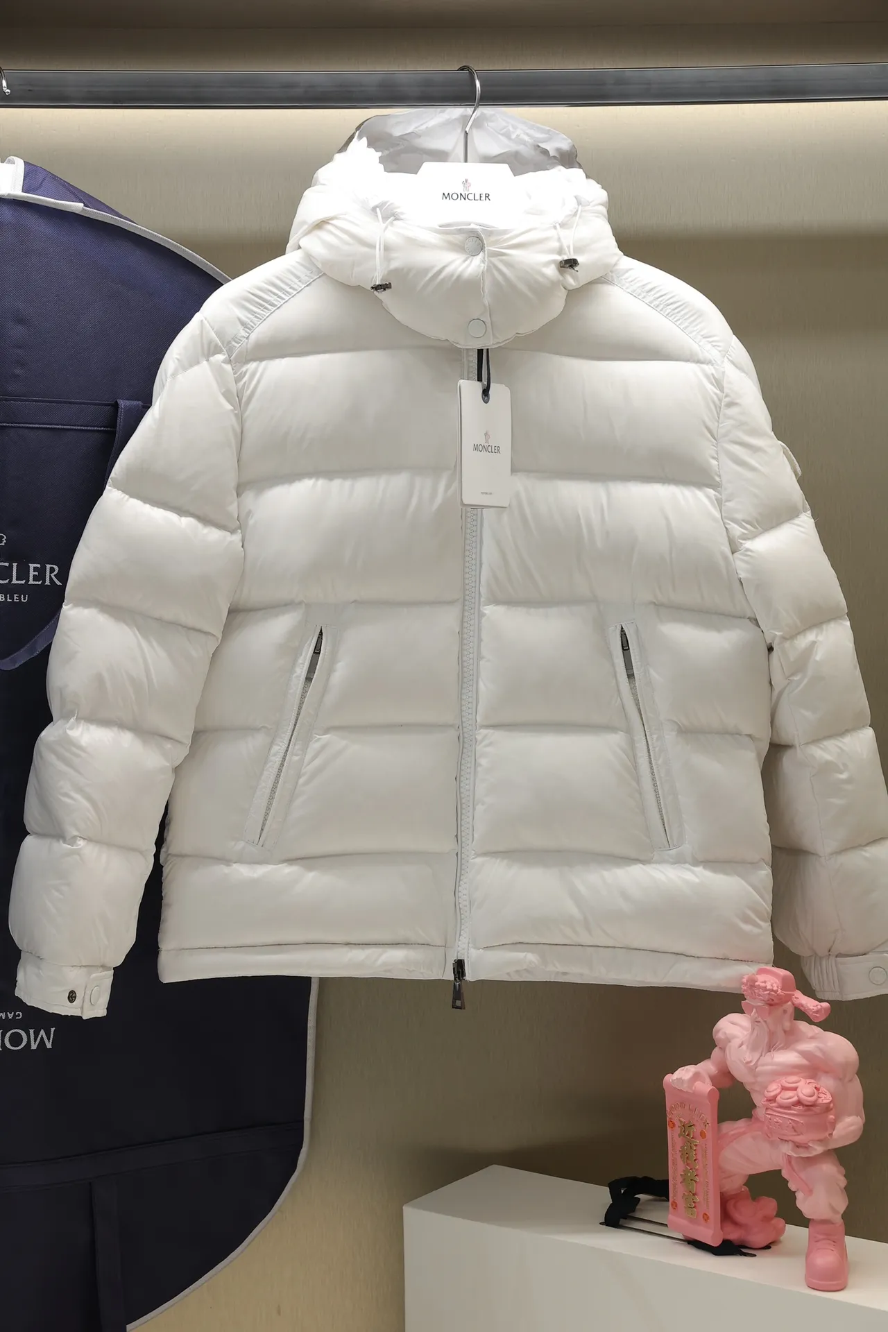 P700 24maire down new arrival ⬆️Moncler Maire women's short down jacket interprets Mayan classics Fabric: technical nylon lacquer surface Customer-supplied fabric Highly fluffy and over-standard 90 down filling The Maire down jacket is specially designed for those who like well-designed basic items. It is a classic Moncler style and a popular product. Made from iconic patented nylon, the Maire down jacket is a classic Moncler womenswear piece, with a short silhouette and timeless design. Made from patented nylon in a comfortable fit, it features a removable hood and performance details for comfort and warmth. ⚠️Made of lacquered nylon ⚠️Painted nylon lining ⚠️White goose-filled down ⚠️Detachable hood with snap buttons ⚠️Zip closure Zippered pockets ⚠️Adjustable snap-stud sleeves Size: 00-3. Style number: D1648098400
