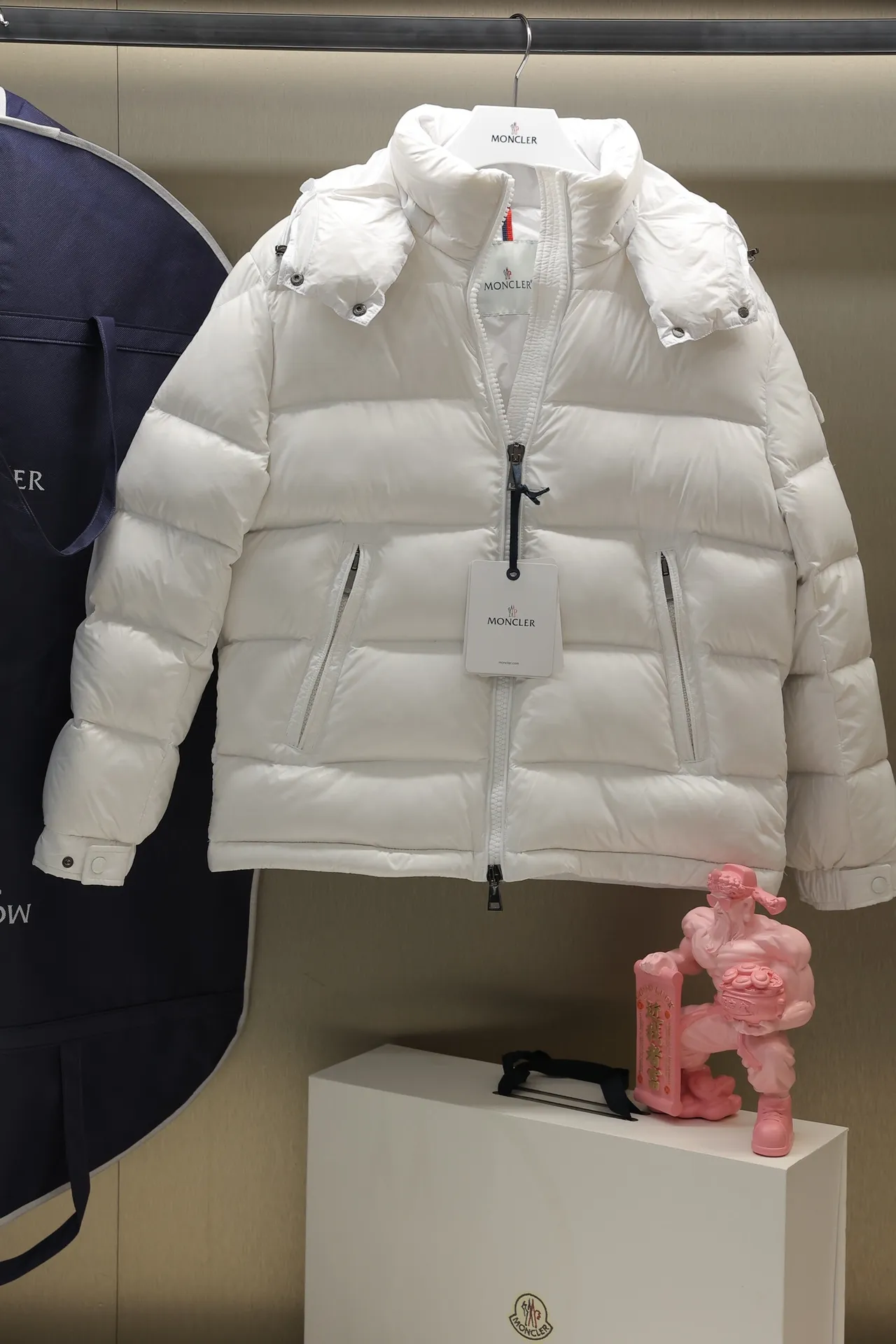 P700 24maire down new arrival ⬆️Moncler Maire women's short down jacket interprets Mayan classics Fabric: technical nylon lacquer surface Customer-supplied fabric Highly fluffy and over-standard 90 down filling The Maire down jacket is specially designed for those who like well-designed basic items. It is a classic Moncler style and a popular product. Made from iconic patented nylon, the Maire down jacket is a classic Moncler womenswear piece, with a short silhouette and timeless design. Made from patented nylon in a comfortable fit, it features a removable hood and performance details for comfort and warmth. ⚠️Made of lacquered nylon ⚠️Painted nylon lining ⚠️White goose-filled down ⚠️Detachable hood with snap buttons ⚠️Zip closure Zippered pockets ⚠️Adjustable snap-stud sleeves Size: 00-3. Style number: D1648098400
