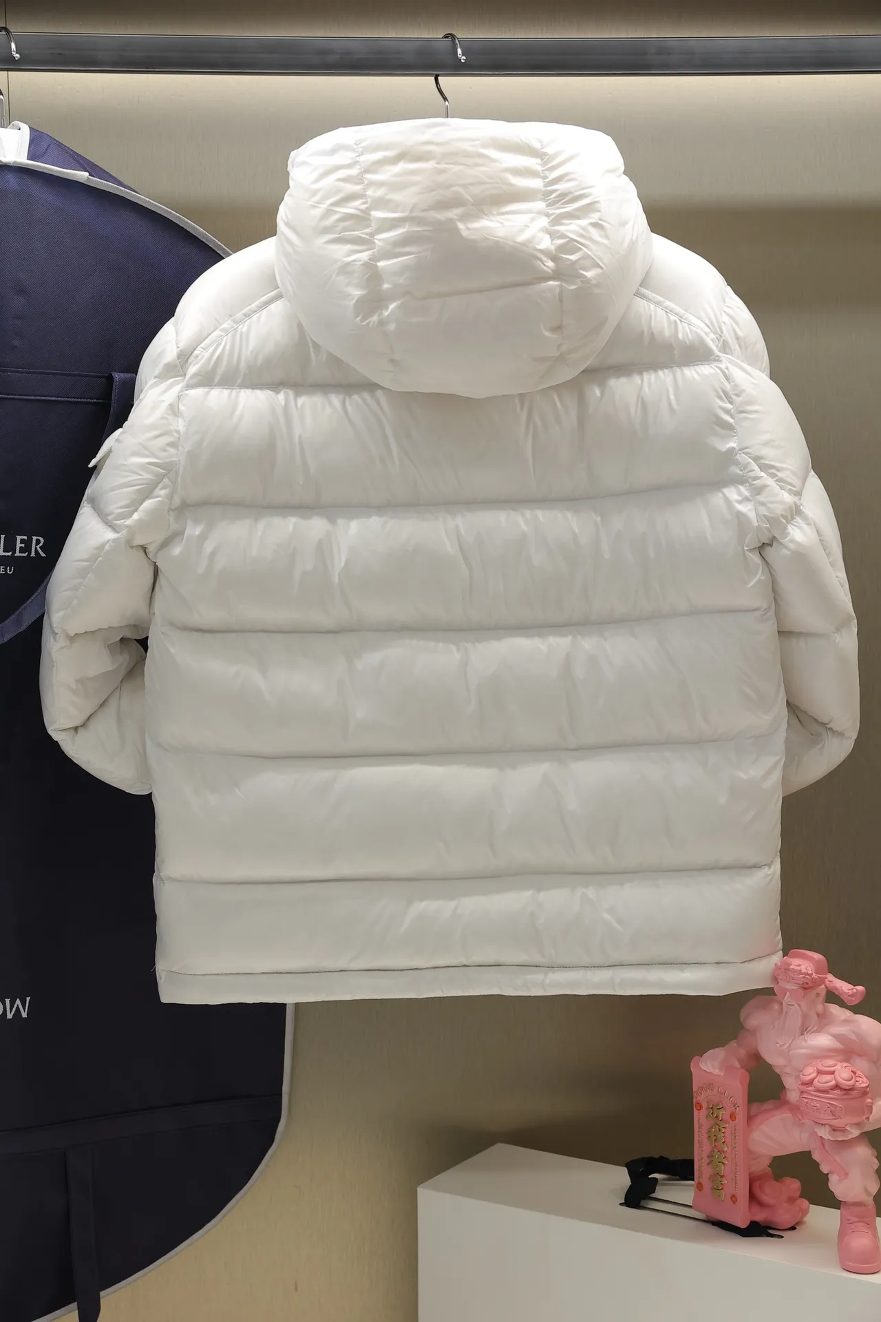 P700 24maire down new arrival ⬆️Moncler Maire women's short down jacket interprets Mayan classics Fabric: technical nylon lacquer surface Customer-supplied fabric Highly fluffy and over-standard 90 down filling The Maire down jacket is specially designed for those who like well-designed basic items. It is a classic Moncler style and a popular product. Made from iconic patented nylon, the Maire down jacket is a classic Moncler womenswear piece, with a short silhouette and timeless design. Made from patented nylon in a comfortable fit, it features a removable hood and performance details for comfort and warmth. ⚠️Made of lacquered nylon ⚠️Painted nylon lining ⚠️White goose-filled down ⚠️Detachable hood with snap buttons ⚠️Zip closure Zippered pockets ⚠️Adjustable snap-stud sleeves Size: 00-3. Style number: D1648098400