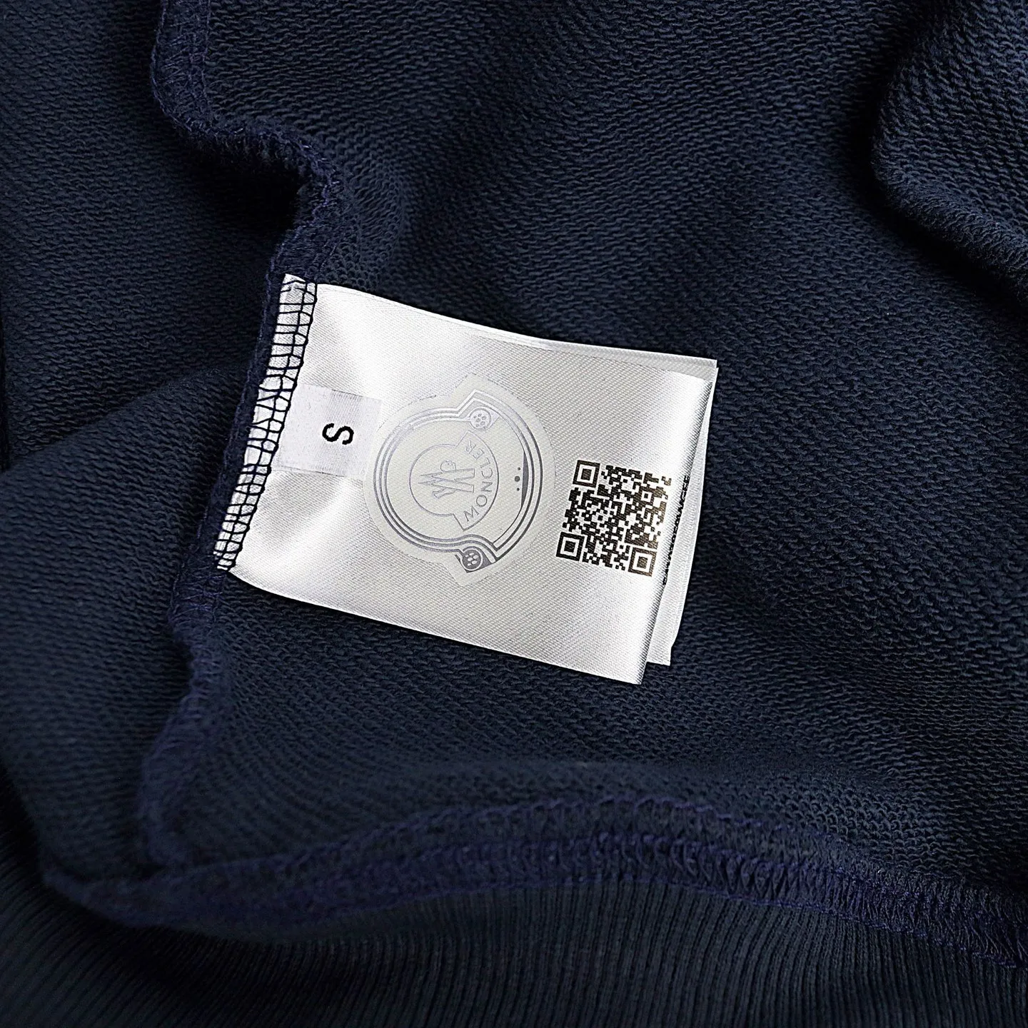 P194 Style No.: 850 〈MONCLER〉Basic Meng Mouth Round Neck Sweatshirt. The price of Meng Mouth Sweatshirt is actually quite advantageous. Those who have been to the counters should know that the price of Meng Mouth sweatshirt is not much cheaper than Gucci Burberry. It is just relatively low-key and unwilling to hype. It is a picture that you want to buy or not. It has an arrogant existence... ✅460g 100% pure cotton wool fabric OS version is too large ✅Combined with the original high weight double yarn thread ✅Correct three-needle and five-thread craftsmanship chain edge Color: Black White Royal Blue Sky Blue Size S M L