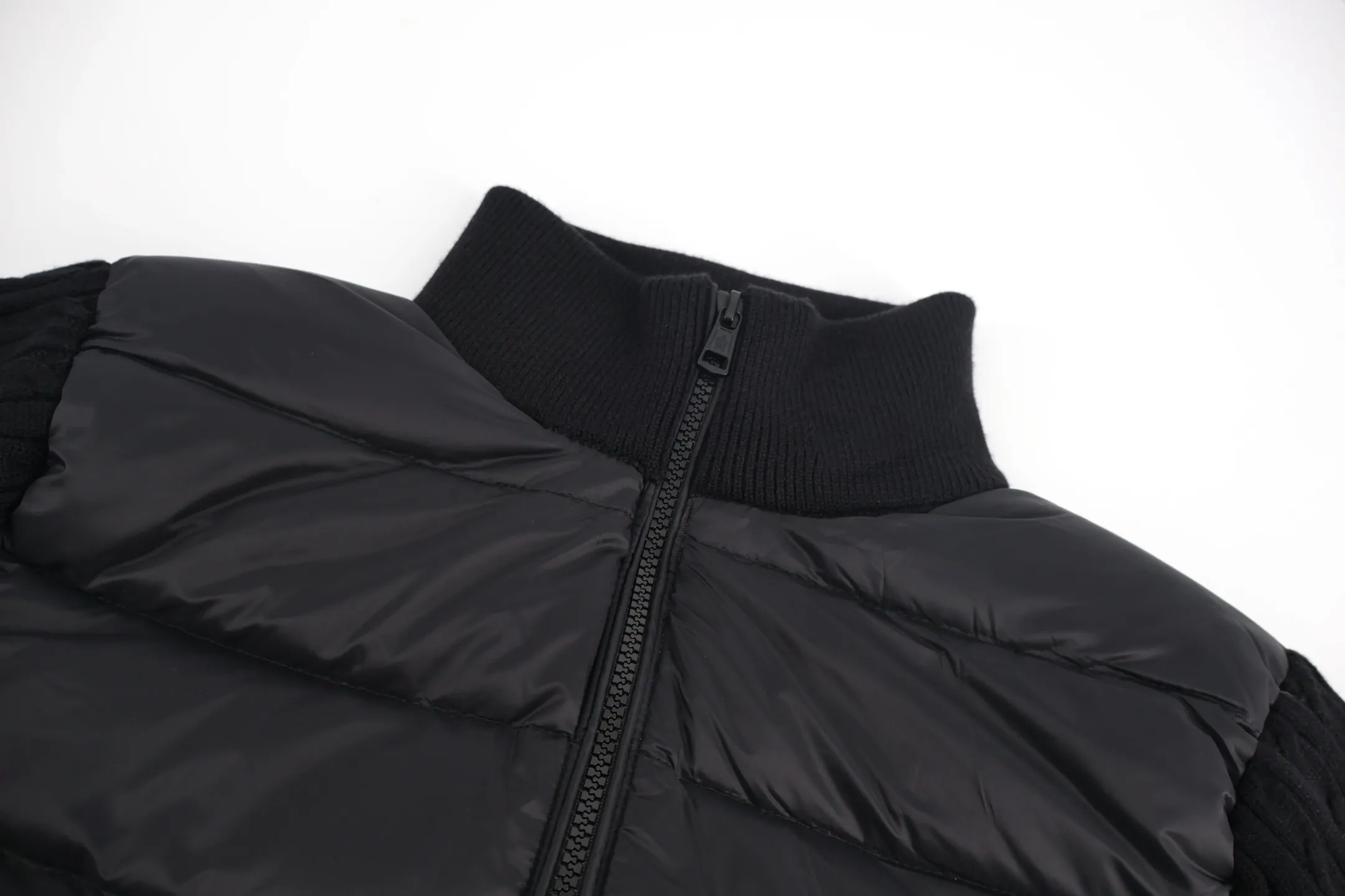 P970 Moncler Woolen Spliced ​​Down Jacket (Black) The outer front fabric is made of 100% nylon (nylon). Its high-density structure achieves excellent windproof effect. It also has strong wear resistance and wrinkle resistance. It is scratch-free for daily wear and can be easily taken care of. The splicing design of sweaters and down jackets not only retains the thermal performance of down jackets, but also incorporates the fashion elements of sweaters, making the overall garment both practical and fashionable. High-quality material: filled with high-quality white duck down, with a filling capacity of 100g, which has excellent thermal insulation effect. At the same time, the sweater is made of wool, cashmere and other natural fibers, which are soft, comfortable and skin-friendly. The sweaters and down jackets are carefully spliced ​​to ensure comfortable wearing and are not prone to threading or velvet loss. High collar design: not only provides excellent thermal insulation effect, but also adds a unique sense of fashion, allowing the wearer to maintain style in the cold season. Stripe decoration: The stripes on the sleeve arms are like bright brush strokes, embellished on the dark gray down jacket, injecting vitality and movement into the overall look, making the clothing more eye-catching. Size:1-2-3-4-5
