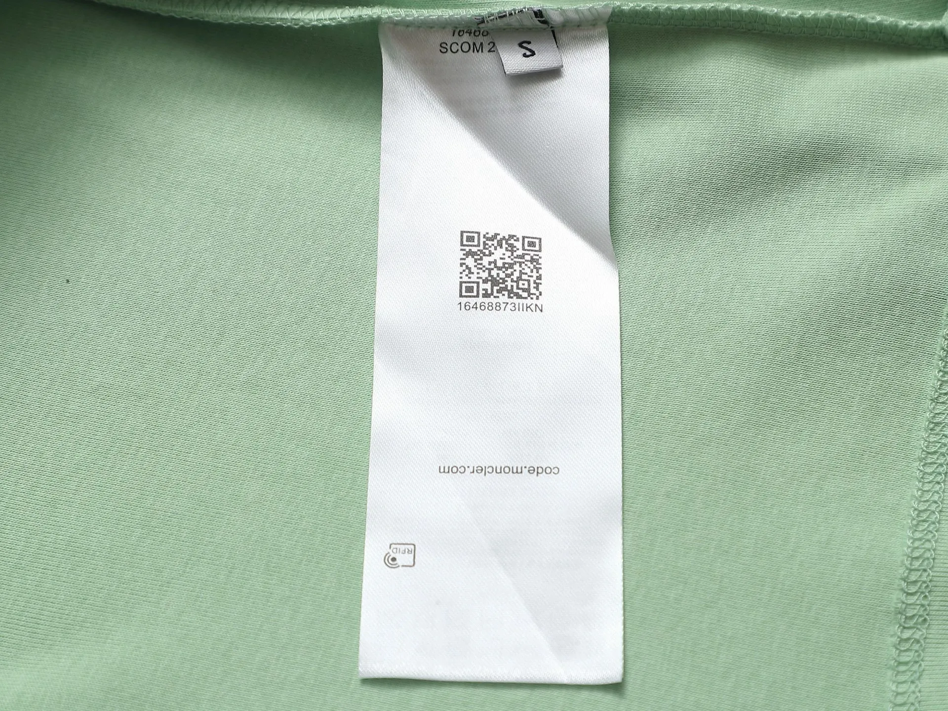 P180 MONCLER Mouth Mouth Minimalist Classic Badge Logo Exquisitely Upgraded, Inspired by the 1980s Retro Original Fabric Official Same Style Bottoming Shirt Customized 340g vat-dyed fabric Very comfortable to the touch Synchronized with spring and summer brick cabinets Fashionable and individual Super versatile and good-looking Suitable for both men and women A must-have for everyone Hang tag Collar label Washed wheat Complete with three labels Color: White Black Green Khaki Size: SMLXL