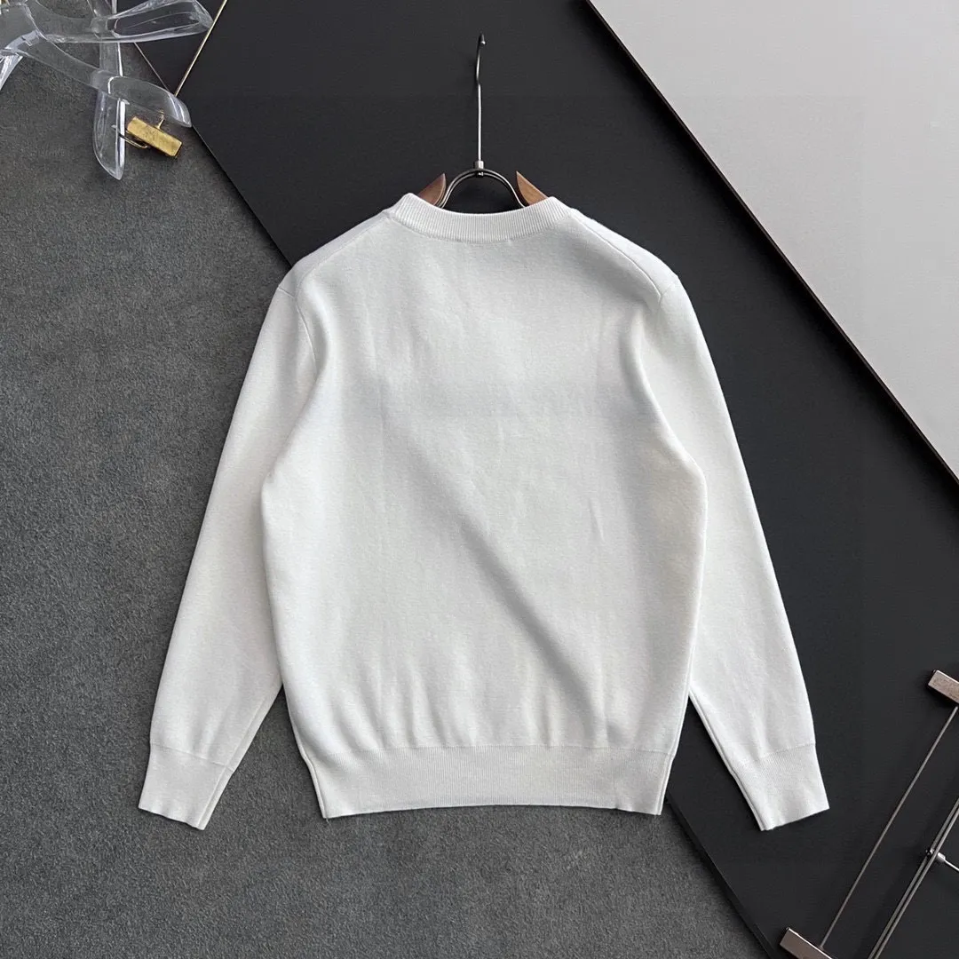 P220 MONCLER】Autumn and winter classic round neck pullover sweater, in full condition! ! ! Wool blended fabric, the latest model in 2025, golden ratio! ! Slim-fitting soft gold, versatile and practical item, the combination and practicality are extremely powerful, simple and elegant, and classy! To create your own style, it is highly recommended to buy it in two colors. The standard slim fit tailoring process is suitable for both young and old men. It is knitted from wool and will not cause any discomfort! While keeping warm, it is stylish, textured and wearable, and the classic logo with contrasting colors on the chest feels in place! ! Recommended for regular customers! ! Size M-3XL (maximum wear: 190 pounds)