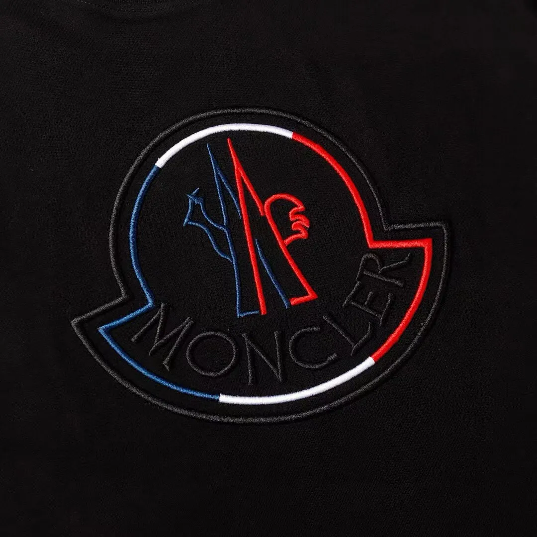 P140 Style No.: 837 〈MONCLER〉The price of the mousse is actually quite advantageous. Those who have been to the counters should know that the price of the mousse is not much cheaper than Gucci Burberry. It is just relatively low-key and unwilling to hype. It is a picture that you want to buy or not. It has an arrogant existence... Exclusively customized 270g 32-count double yarn smooth cotton. The texture is very soft and comfortable. 100% top-grade fabrics that are different from the market (no shrinkage, no deformation, no pilling) Paired with 320g 1*1 thread (fabric threads are dyed in the same vat, no color difference, threads are not easily deformed). Heavy embroidery is laminated, and the customer's upper body will not be scratched. Color: Black White Size: S-XL