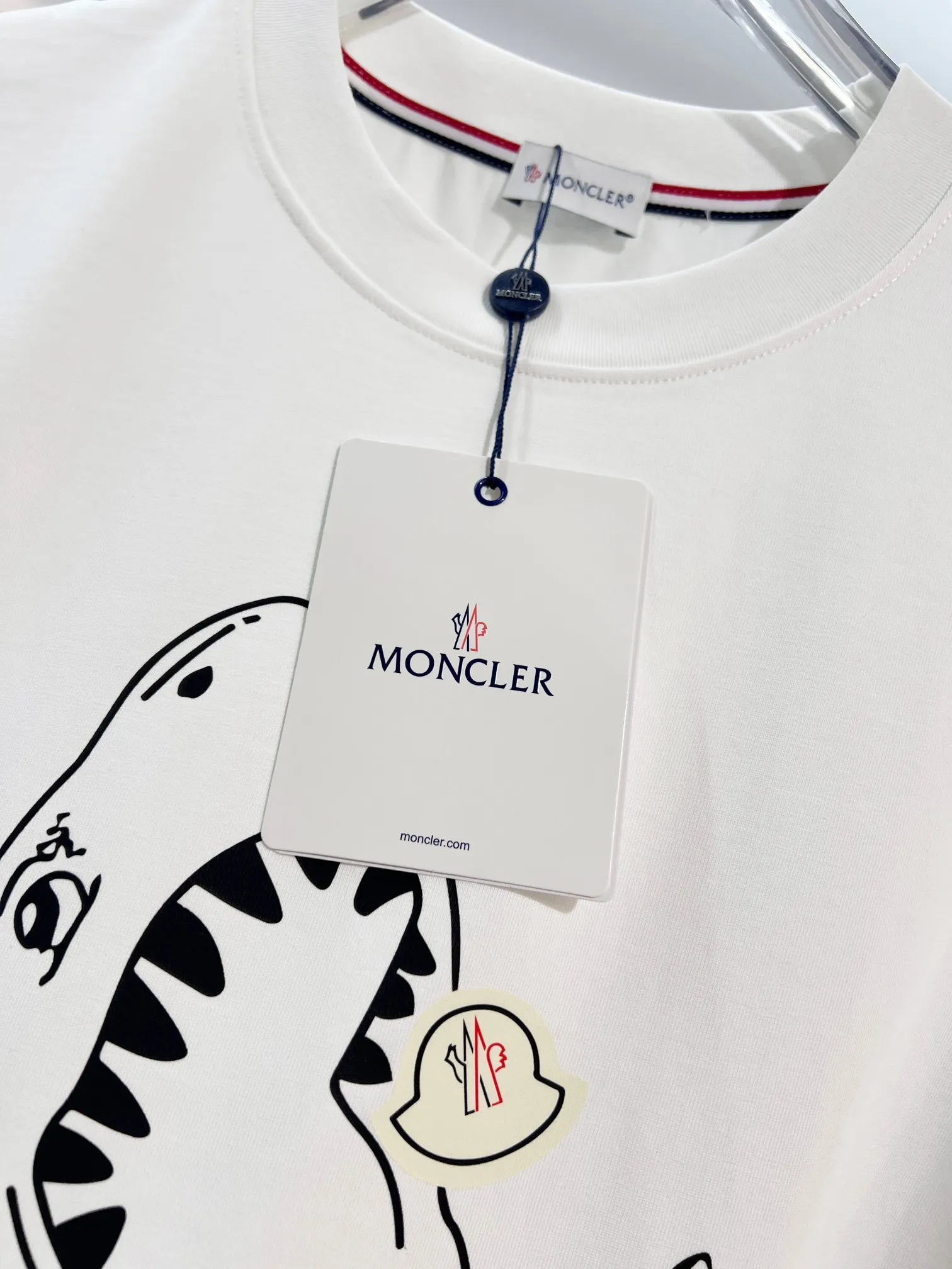 P150 MONCLER/Muzzled 300g pure cotton round neck short-sleeved T-shirt Brand classic Shark🦈 letter LOGO embossed process 2025ss official synchronization High version High quality Fashionable personality Versatile trend Pure original quality Original fabric Hang tag Collar label Washed wheat Complete with three standards Color: Black. White. Size: S M L XL XXL