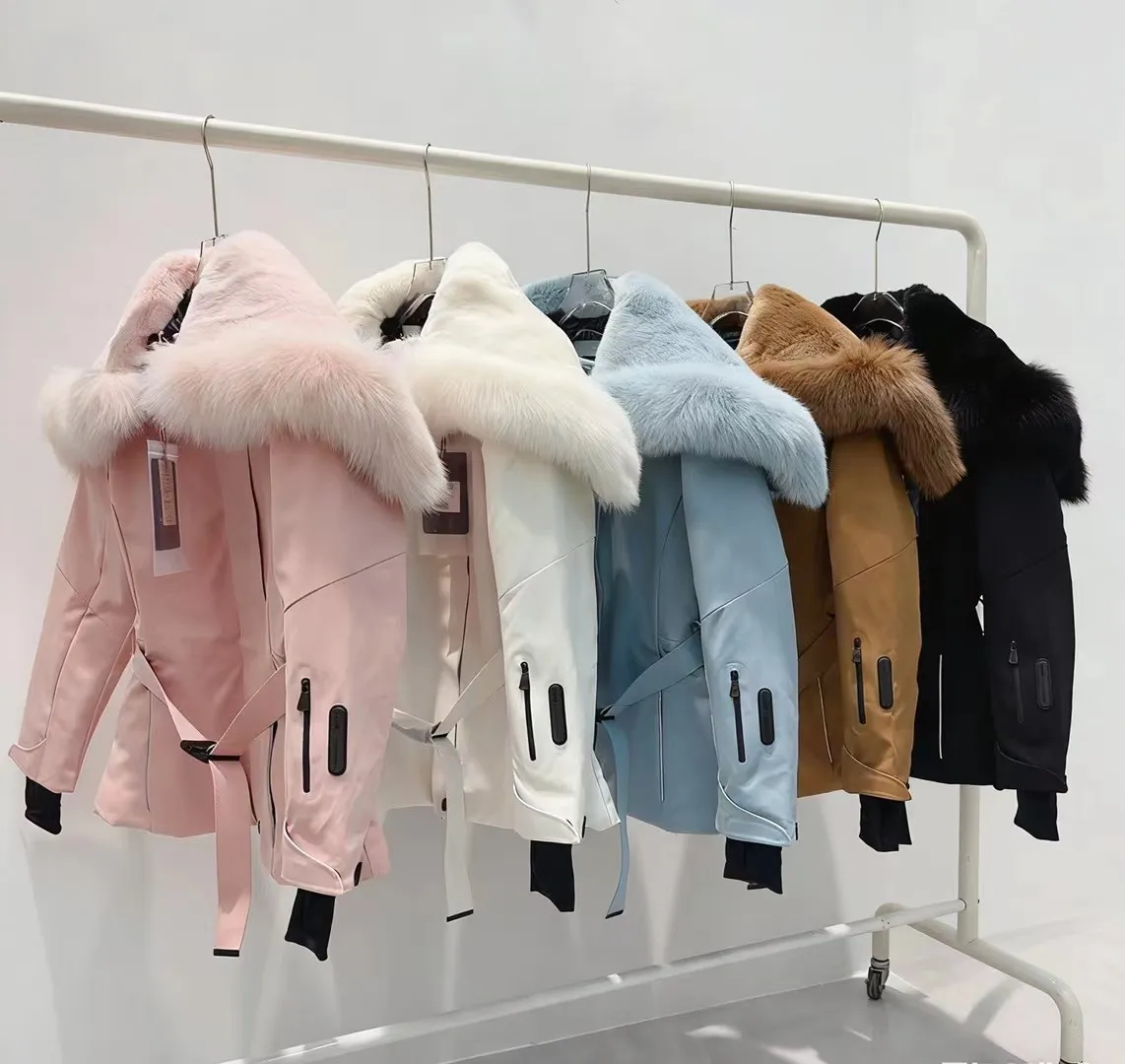 P2100 Moncler high quality autumn and winter Celac short waisted large fur collar down ski jacket 🤍 black white khaki glacier blue pink 0-1-2 customization is super invincible imported Finnish fox large fur collar genuine development of hardware accessories all details are fully processed in the back logo webbing waist perfect fit upper body effect is great versatile fashionable and handsome national standard 90% imported velvet filling the original memory silk fabric texture of the counter is amazing Keep warm and avoid bulking