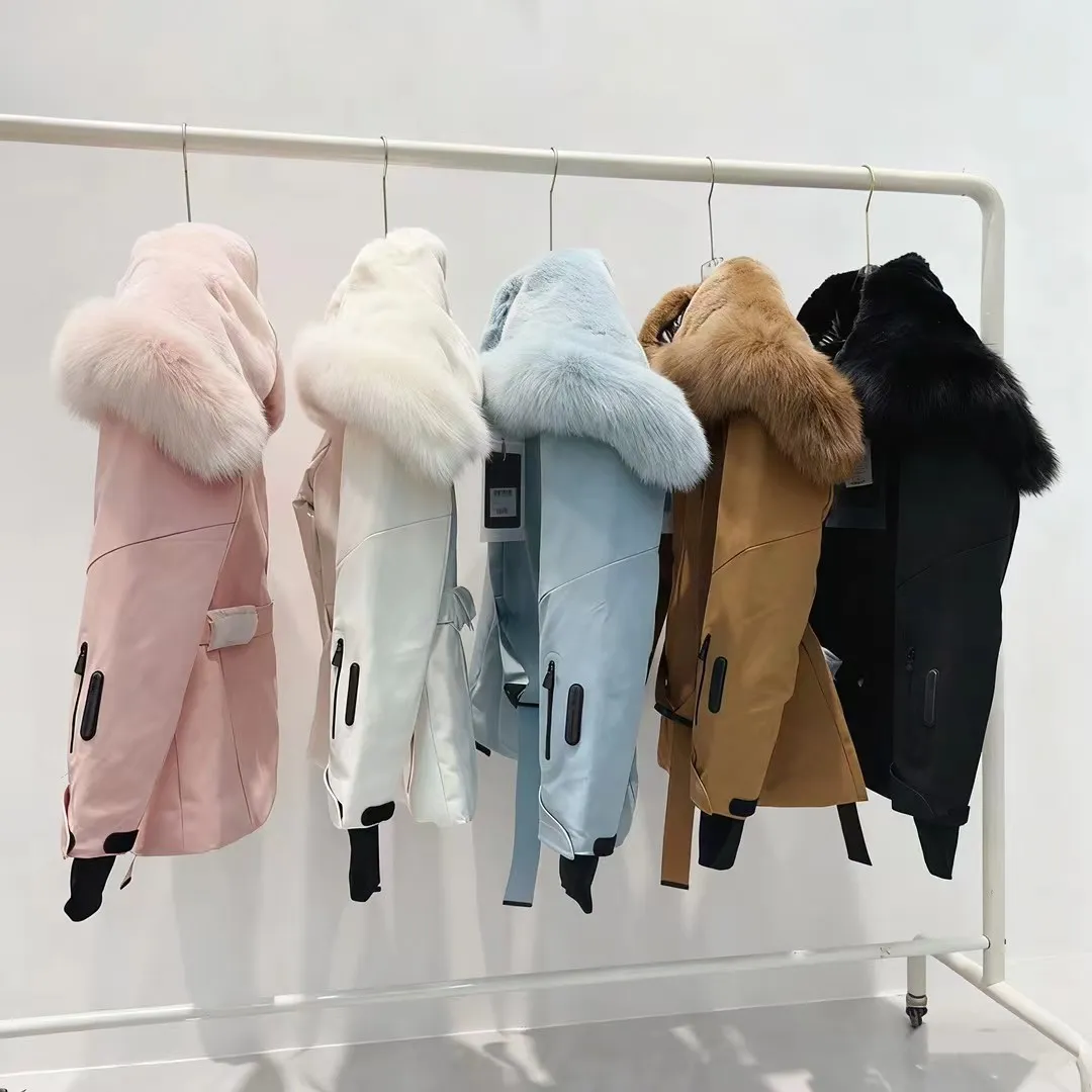 P2100 Moncler high quality autumn and winter Celac short waisted large fur collar down ski jacket 🤍 black white khaki glacier blue pink 0-1-2 customization is super invincible imported Finnish fox large fur collar genuine development of hardware accessories all details are fully processed in the back logo webbing waist perfect fit upper body effect is great versatile fashionable and handsome national standard 90% imported velvet filling the original memory silk fabric texture of the counter is amazing Keep warm and avoid bulking