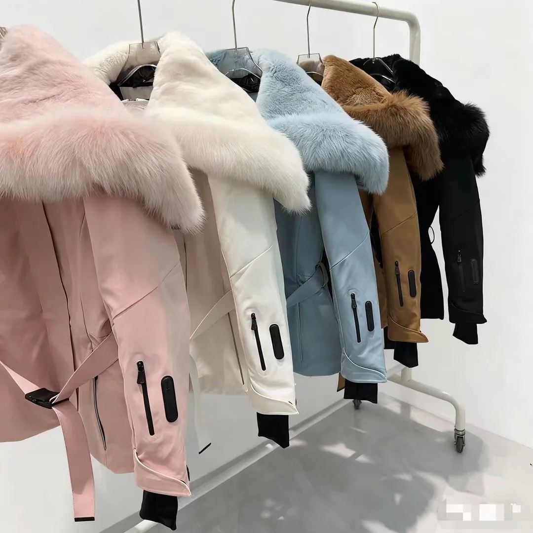 P2100 Moncler high quality autumn and winter Celac short waisted large fur collar down ski jacket 🤍 black white khaki glacier blue pink 0-1-2 customization is super invincible imported Finnish fox large fur collar genuine development of hardware accessories all details are fully processed in the back logo webbing waist perfect fit upper body effect is great versatile fashionable and handsome national standard 90% imported velvet filling the original memory silk fabric texture of the counter is amazing Keep warm and avoid bulking