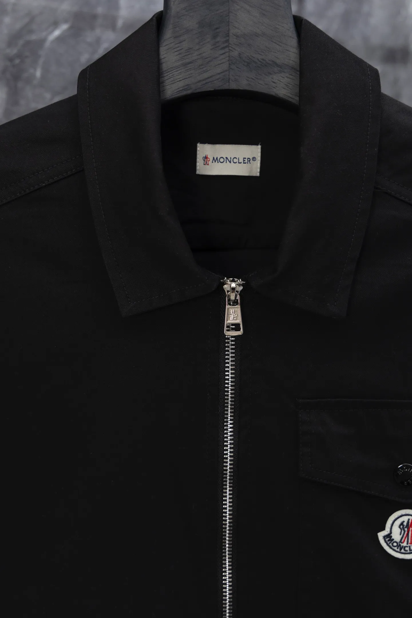 P320 Model No. J017 MONCLER Mouthless Classic Pocket Small Label Jacket The back of the jacket is made of 400 grams of pure cotton twill fabric with clear lines. The original order is customized at 1:1 with smooth and delicate lines. Better hand feel and texture. Not easy to deform, not easy to shrink, not easy to fade, and maintains long-term beauty. Color Black Size S-XL