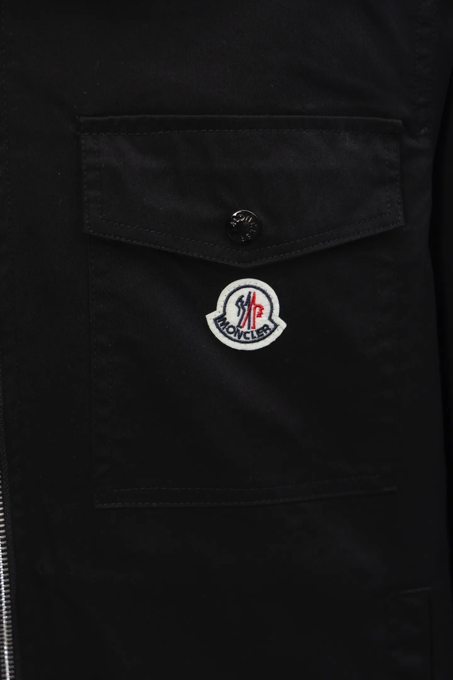 P320 Model No. J017 MONCLER Mouthless Classic Pocket Small Label Jacket The back of the jacket is made of 400 grams of pure cotton twill fabric with clear lines. The original order is customized at 1:1 with smooth and delicate lines. Better hand feel and texture. Not easy to deform, not easy to shrink, not easy to fade, and maintains long-term beauty. Color Black Size S-XL