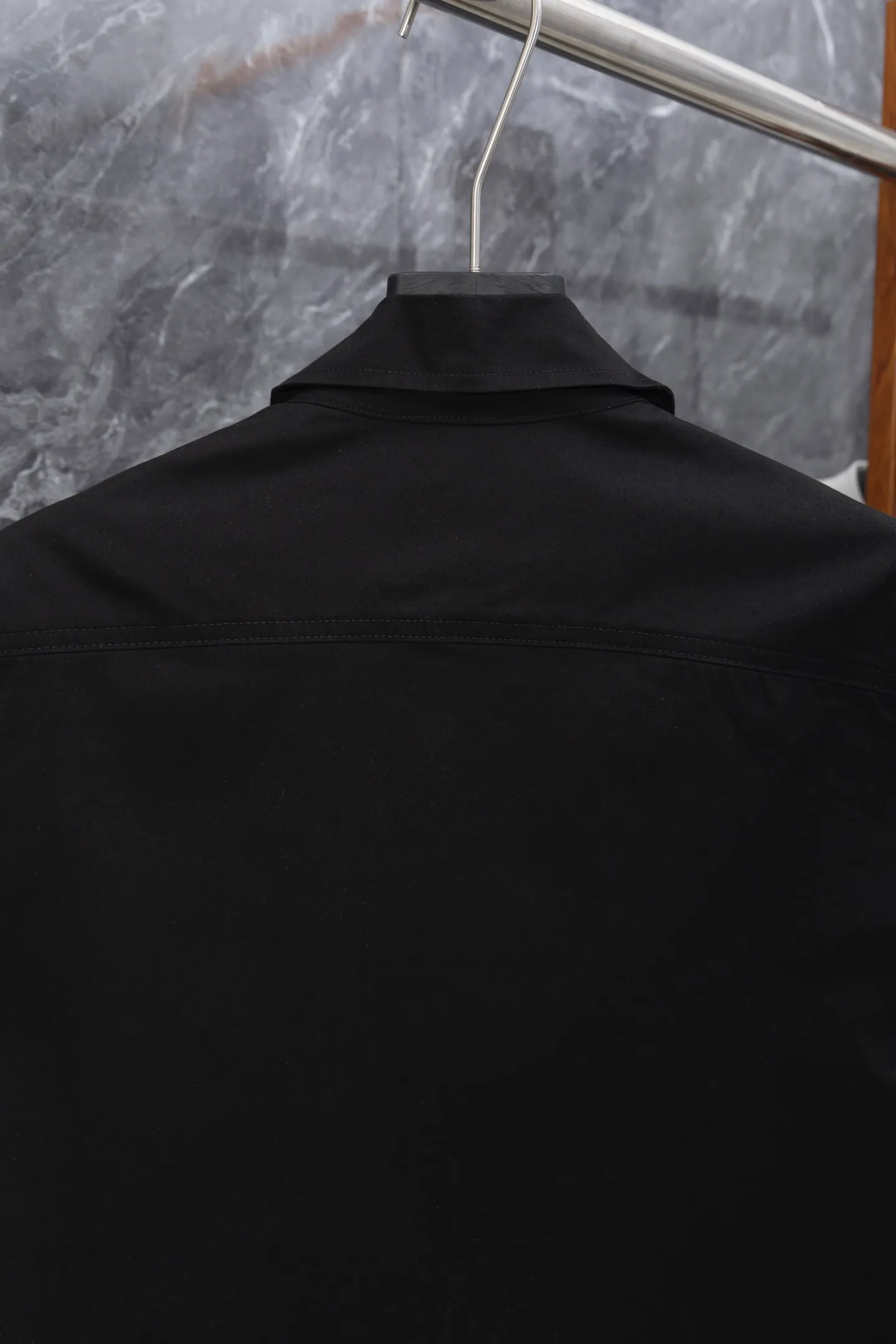 P320 Model No. J017 MONCLER Mouthless Classic Pocket Small Label Jacket The back of the jacket is made of 400 grams of pure cotton twill fabric with clear lines. The original order is customized at 1:1 with smooth and delicate lines. Better hand feel and texture. Not easy to deform, not easy to shrink, not easy to fade, and maintains long-term beauty. Color Black Size S-XL