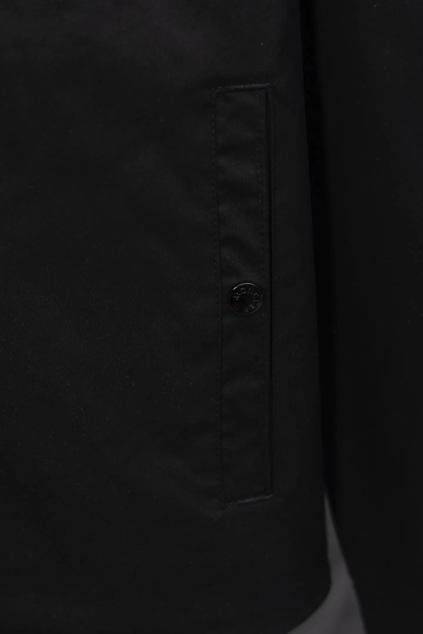 P320 Model No. J017 MONCLER Mouthless Classic Pocket Small Label Jacket The back of the jacket is made of 400 grams of pure cotton twill fabric with clear lines. The original order is customized at 1:1 with smooth and delicate lines. Better hand feel and texture. Not easy to deform, not easy to shrink, not easy to fade, and maintains long-term beauty. Color Black Size S-XL