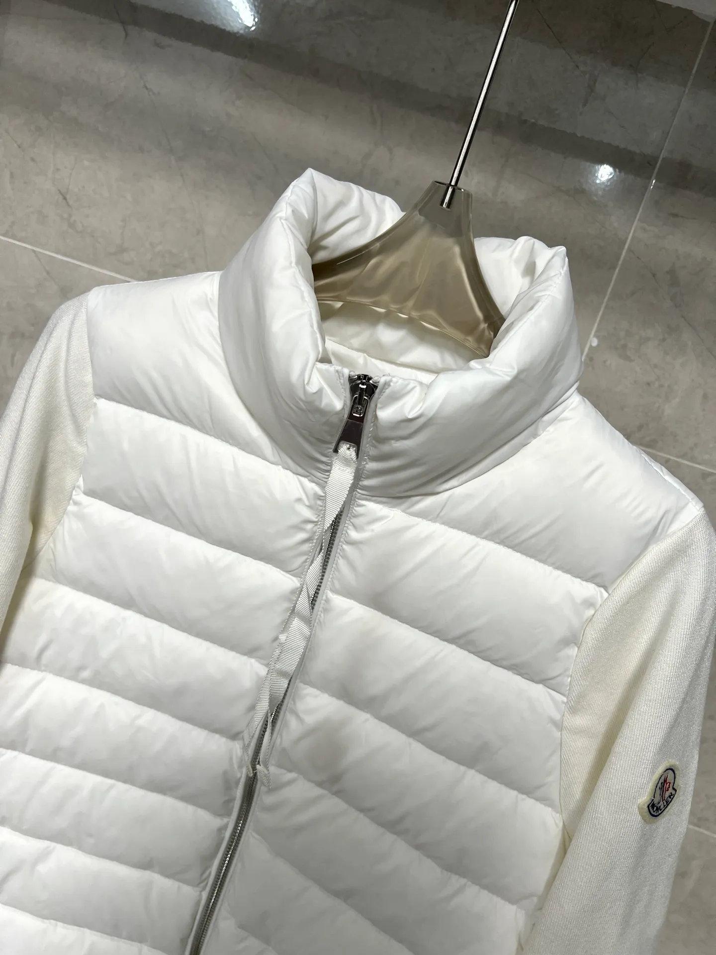 P640 Moncler Mouth Women's Knitted Splicing Stand Collar Thin Down Jacket A great inner wear item for winter!!! Several styles of sweaters and down are released at this time of year. In fact, sweaters and down are always in the basic style. They can be worn alone or layered to create a more layered look!!! The front is made of down, and the back and both sleeves are made of wool blended fabrics. The soft and delicate knitted feel is not irritating at all! This quality It feels great, the velvet is large, fine and stemless, and full of fluffiness! It has enough filling, and its thermal insulation performance is not to mention!!! It is windproof and warm, eliminating any possibility of velvet running. It feels silky and smooth, and the stiffness is also very good. This is the time to prepare a thin and light model! It will not look bloated at all, not to mention it is an evergreen model with a spliced design!!! Color: Black White Size: S M L