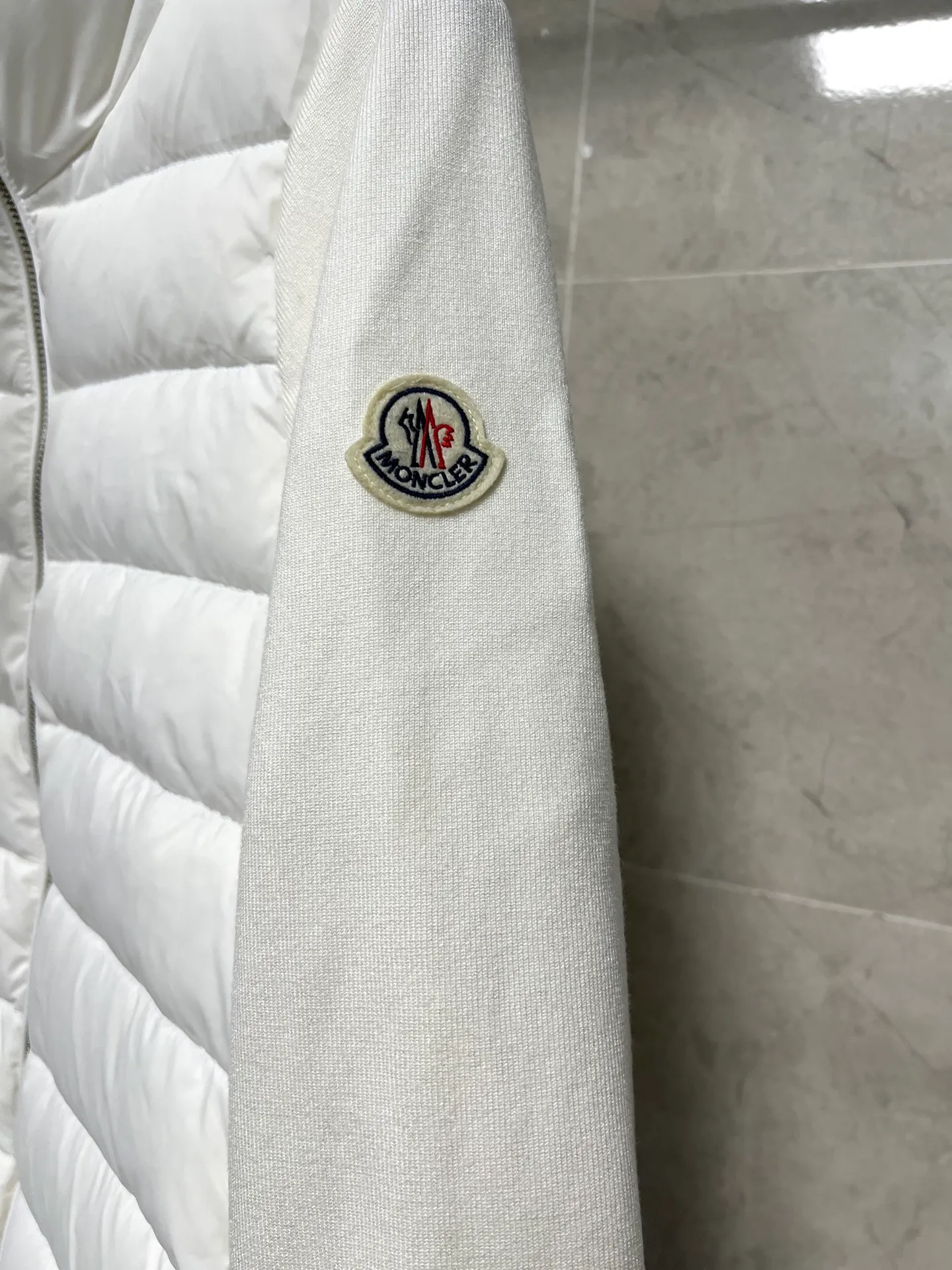 P640 Moncler Mouth Women's Knitted Splicing Stand Collar Thin Down Jacket A great inner wear item for winter!!! Several styles of sweaters and down are released at this time of year. In fact, sweaters and down are always in the basic style. They can be worn alone or layered to create a more layered look!!! The front is made of down, and the back and both sleeves are made of wool blended fabrics. The soft and delicate knitted feel is not irritating at all! This quality It feels great, the velvet is large, fine and stemless, and full of fluffiness! It has enough filling, and its thermal insulation performance is not to mention!!! It is windproof and warm, eliminating any possibility of velvet running. It feels silky and smooth, and the stiffness is also very good. This is the time to prepare a thin and light model! It will not look bloated at all, not to mention it is an evergreen model with a spliced design!!! Color: Black White Size: S M L
