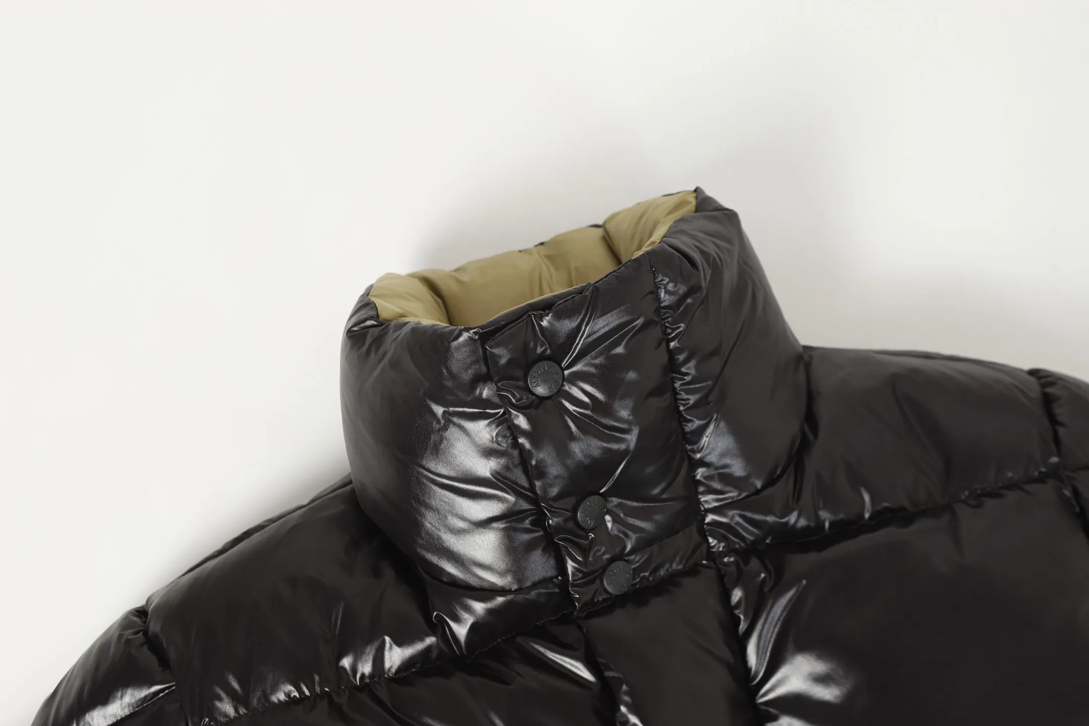 P860 MONCLER/Mask 1952 Green Fat Man Long-sleeved Down Jacket Muzzled DERVOX limited color matching 1952 co-branded men's goose down stand-up collar thickened buns can be made into couple models 95% European standard gooseneck down filling. Extremely full filling. 700+ fill power. The tag barcode model number corresponds to the official website. The tag has built-in NFC electronic induction anti-counterfeiting) Dervox down is made of lightweight nylon Made of laqué fabric, it's comfortable and warm without being bulky. This short style features an internal shoulder strap that can be carried as a carry when the weather heats up, making it ideal for urban or alpine wear. Made in pop tones, it's finished with a bold logo patch. Details Made of lightweight nvlon laqué fabric Color: Black Blue/Black Green/Coffee Blue Size: 1/2/3/4/5