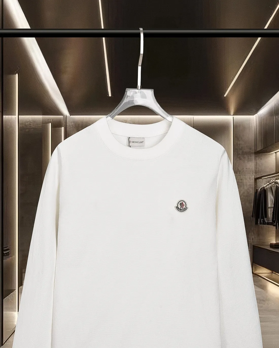 P236 Moncler/muzzle 25Fw classic chest Logo letter badge logo casual knitted pullover sweater 2025FW official website new original fabric official same style Selected sweater customization Imported wool fabric High-end version, counter custom fabric High breathability and comfort, exquisite workmanship, impeccable detail processing, ✅ custom logo engraved buttons, three labels complete. Brand element design concept reflects high quality. It feels delicate and soft! Presenting a casual cut, the upper body shape is great 🐍 Color; black, white and gray Size: M-XXXL
