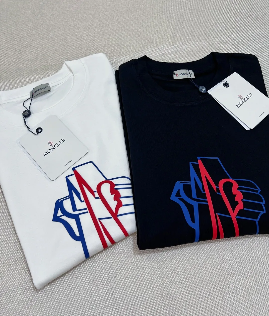 P190 Size Chart Detailed Picture] Meng Mou·Moncler MONCLER is new, FW autumn and winter new long-sleeved T-shirt, with 0.7cm soft glue embossed large logo on the official website, matching details, three-needle threading process, made of 280g double yarn pure cotton fabric, imported woven thread, and the collar is bone-wrapped and wrapped to prevent deformation. , the fabric is soft and breathable, processed by high-temperature pre-shrinking process at the factory, scan the code and touch the NCF washable mark for identification, the details are in place, the upper body is simple and beautiful, the European size version, loose and suitable, a must-have for the autumn and winter base layer outer wardrobe, color: black, white, size XS-L (L size can wear 200 pounds)