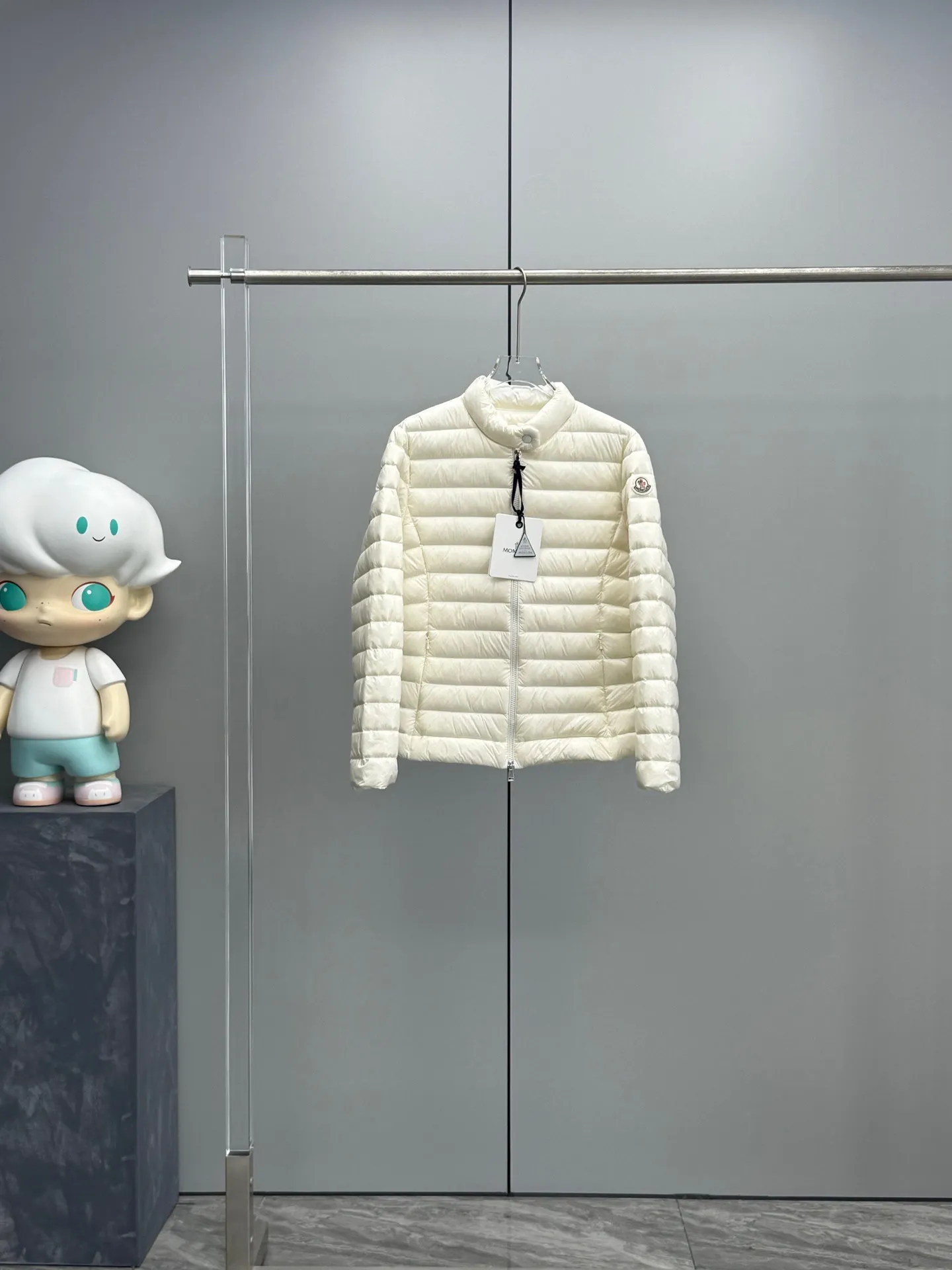 P780 Moncler Muzzle 2025 Autumn and Winter New Igelle Women's Short Stand Collar Down Jacket A lightweight down jacket, compressed with exquisite craftsmanship, fluffy and warm, as light as a feather, but contains strong cold resistance. The simple stand-up collar design is windproof and stylish, giving urban explorers a sense of freedom. Three-dimensional tailoring, interpreting a new elegant attitude in winter. Moncler's thin down jacket is compressed with exquisite craftsmanship to be fluffy and warm. It is as light as a feather, but contains strong protection against the cold. The simple stand-up collar design is windproof and stylish, giving urban explorers a sense of freedom. Generous tailoring, interpreting a new elegant attitude in winter. Filled with 90% goose down, it locks in the warmth but is as light as weight. The neat stand-up collar and windproof neck protector add to the cool aura. The simple and generous silhouette is versatile and can be worn easily regardless of the occasion. Light and comfortable, with warmth wherever you go. Color: off-white pink military green black Size: 0-1-2-3