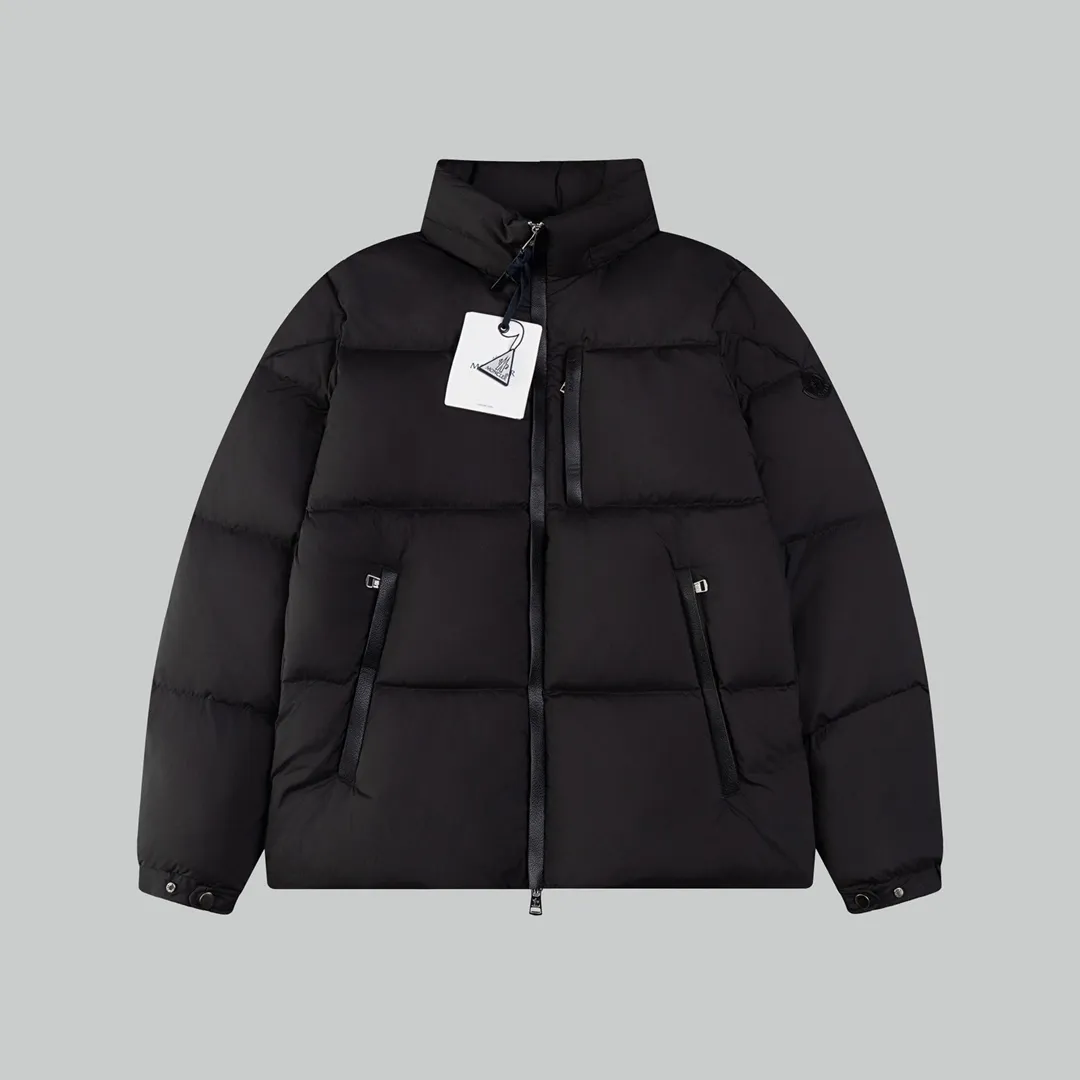 P720 [New arrival] Moncler 24FW BESBRE leather zipper short men's and women's down jacket - Explosive 💥New product design, fashionable, versatile, comfortable and breathable, hidden hood muzzled down jacket ~ On sale simultaneously! This down jacket has a great sense of design and looks, and you can buy it directly with quality control. It’s a high-end product that you can’t go wrong with! Simple and elegant design ~ and engraved with brand logo letters ~ the overall design makes this dress unique! It is made of imported high-tech fabrics and filled with 90% white goose down. The texture of the fabric and the shape are perfect. You can feel its powerful aura through the detailed pictures. It also has superior handsomeness and thermal performance, making it easy to wear in various occasions! With polythermal insulation, you don’t have to worry about a little chill! The placket is designed with a leather zipper, which is both fashionable and functional. It not only highlights the shape but also keeps warm. The leather pockets make the whole style more luxurious!  Color: black coffee Size: 1 2 3 4 5 ready for delivery in seconds