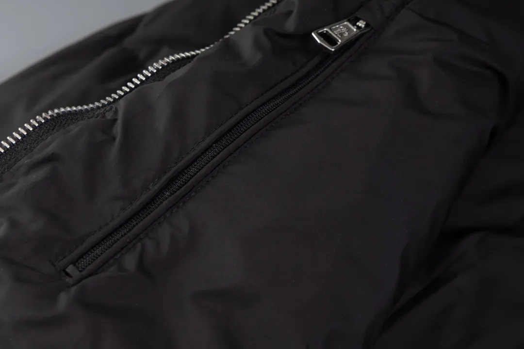P720 [New arrival] Moncler 24FW BESBRE leather zipper short men's and women's down jacket - Explosive 💥New product design, fashionable, versatile, comfortable and breathable, hidden hood muzzled down jacket ~ On sale simultaneously! This down jacket has a great sense of design and looks, and you can buy it directly with quality control. It’s a high-end product that you can’t go wrong with! Simple and elegant design ~ and engraved with brand logo letters ~ the overall design makes this dress unique! It is made of imported high-tech fabrics and filled with 90% white goose down. The texture of the fabric and the shape are perfect. You can feel its powerful aura through the detailed pictures. It also has superior handsomeness and thermal performance, making it easy to wear in various occasions! With polythermal insulation, you don’t have to worry about a little chill! The placket is designed with a leather zipper, which is both fashionable and functional. It not only highlights the shape but also keeps warm. The leather pockets make the whole style more luxurious!  Color: black coffee Size: 1 2 3 4 5 ready for delivery in seconds