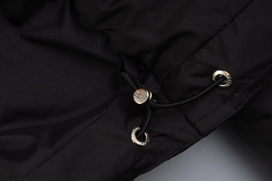 P720 [New arrival] Moncler 24FW BESBRE leather zipper short men's and women's down jacket - Explosive 💥New product design, fashionable, versatile, comfortable and breathable, hidden hood muzzled down jacket ~ On sale simultaneously! This down jacket has a great sense of design and looks, and you can buy it directly with quality control. It’s a high-end product that you can’t go wrong with! Simple and elegant design ~ and engraved with brand logo letters ~ the overall design makes this dress unique! It is made of imported high-tech fabrics and filled with 90% white goose down. The texture of the fabric and the shape are perfect. You can feel its powerful aura through the detailed pictures. It also has superior handsomeness and thermal performance, making it easy to wear in various occasions! With polythermal insulation, you don’t have to worry about a little chill! The placket is designed with a leather zipper, which is both fashionable and functional. It not only highlights the shape but also keeps warm. The leather pockets make the whole style more luxurious!  Color: black coffee Size: 1 2 3 4 5 ready for delivery in seconds
