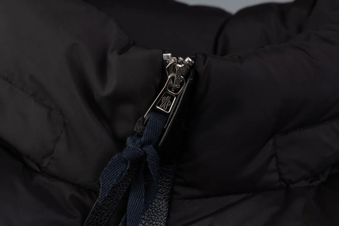 P720 [New arrival] Moncler 24FW BESBRE leather zipper short men's and women's down jacket - Explosive 💥New product design, fashionable, versatile, comfortable and breathable, hidden hood muzzled down jacket ~ On sale simultaneously! This down jacket has a great sense of design and looks, and you can buy it directly with quality control. It’s a high-end product that you can’t go wrong with! Simple and elegant design ~ and engraved with brand logo letters ~ the overall design makes this dress unique! It is made of imported high-tech fabrics and filled with 90% white goose down. The texture of the fabric and the shape are perfect. You can feel its powerful aura through the detailed pictures. It also has superior handsomeness and thermal performance, making it easy to wear in various occasions! With polythermal insulation, you don’t have to worry about a little chill! The placket is designed with a leather zipper, which is both fashionable and functional. It not only highlights the shape but also keeps warm. The leather pockets make the whole style more luxurious!  Color: black coffee Size: 1 2 3 4 5 ready for delivery in seconds